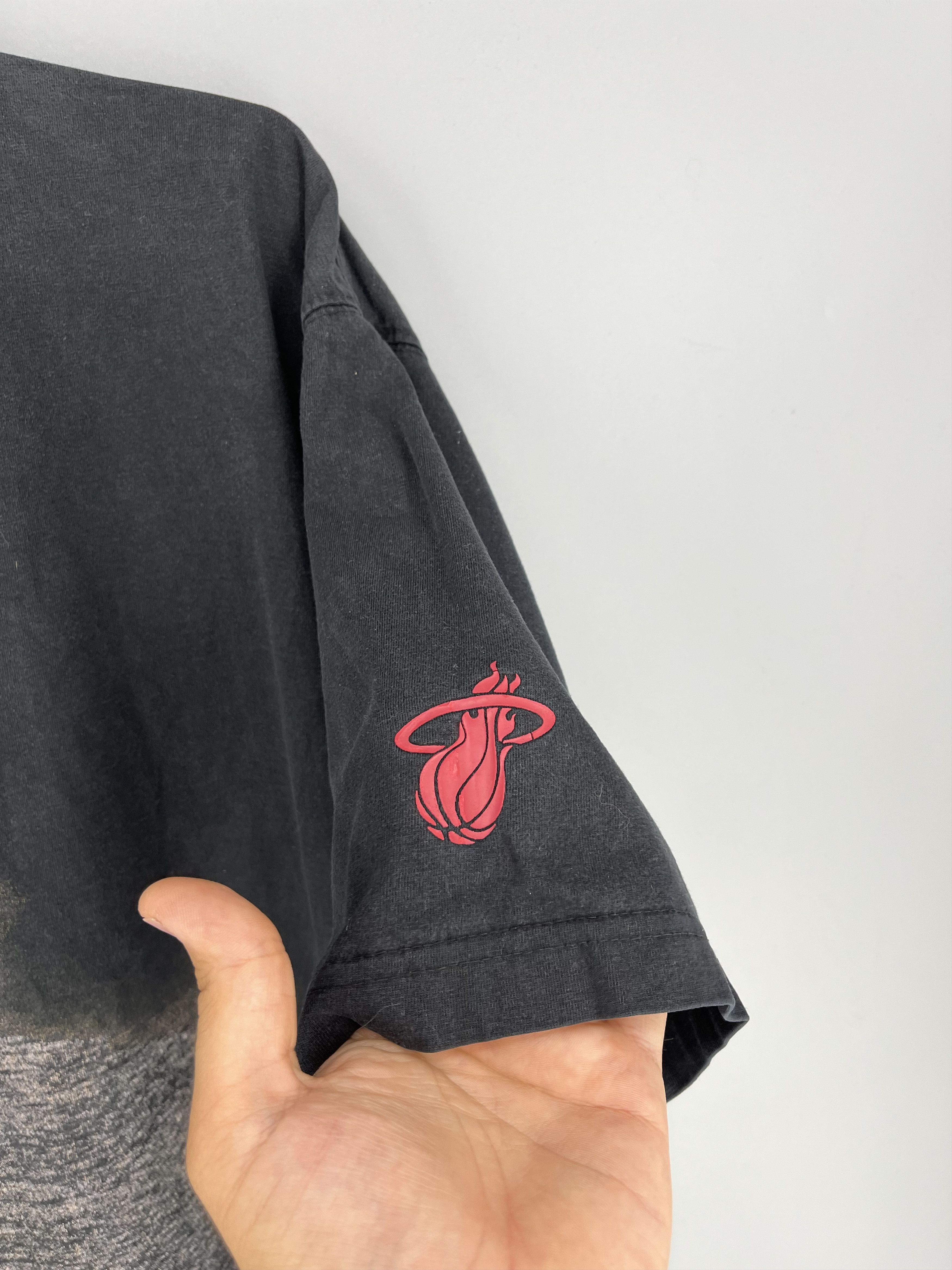 NBA × Rap Tees Vintage Dwyane Wade Miami Heat NBA Raptees L USA RARE Size US L / EU 52-54 / 3 - 6 Thumbnail