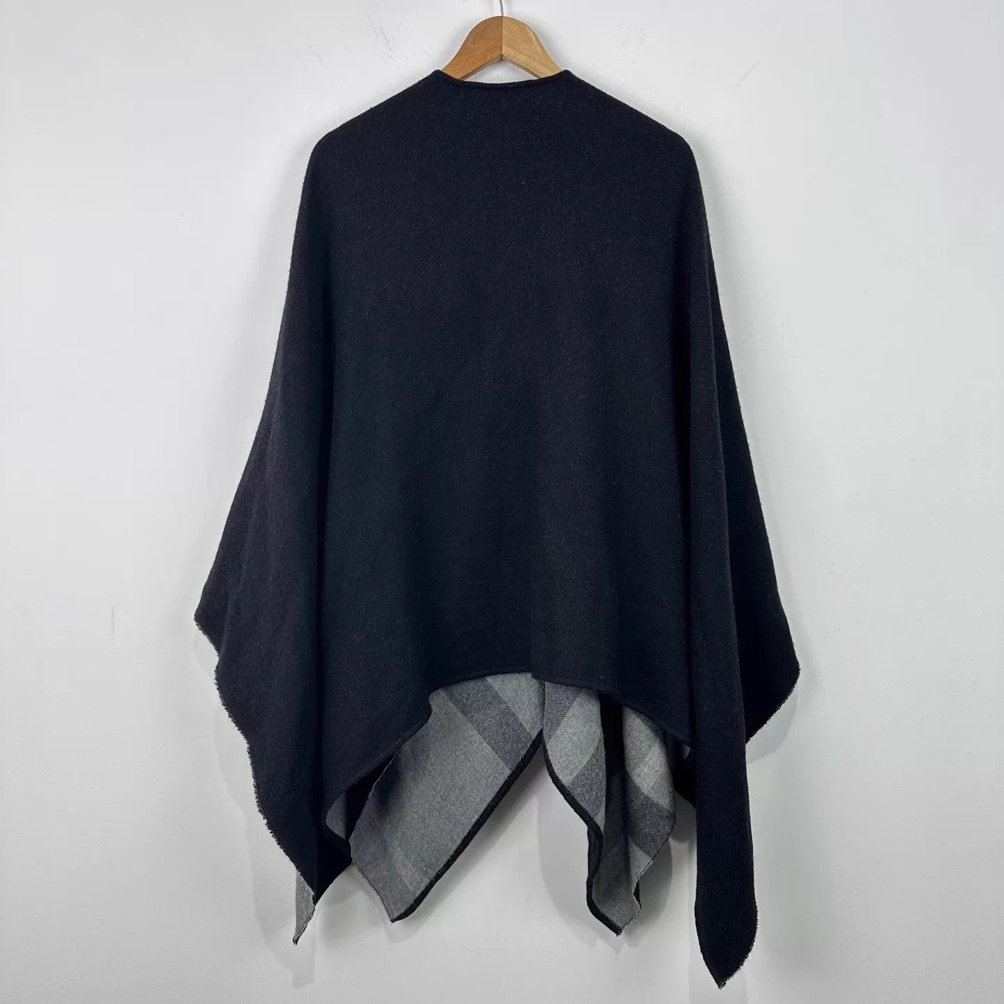 Burberry Burberry Wool Check Cape Shawl 140x140cm Flaws 2023 Size ONE SIZE - 2 Thumbnail