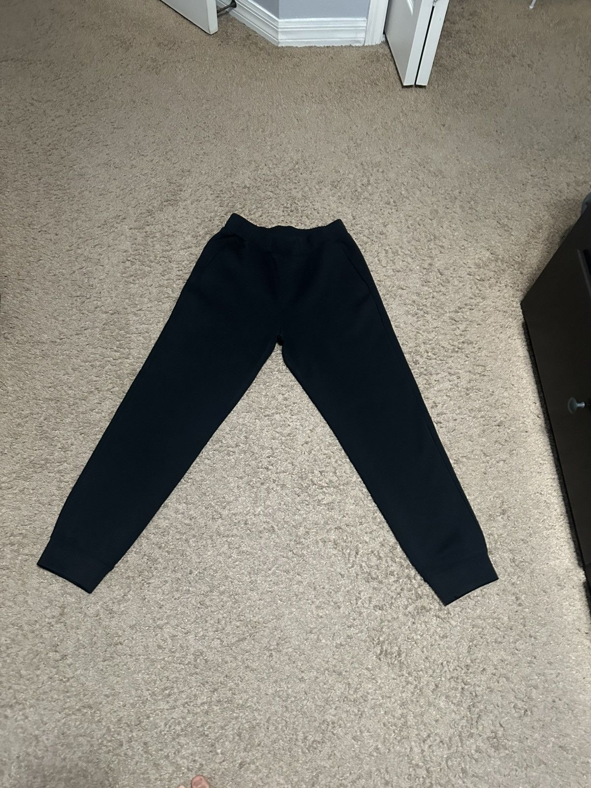 Uniqlo Uniqlo black regular joggers/sweatpants size small used Size US 28 / EU 44 - 1 Thumbnail