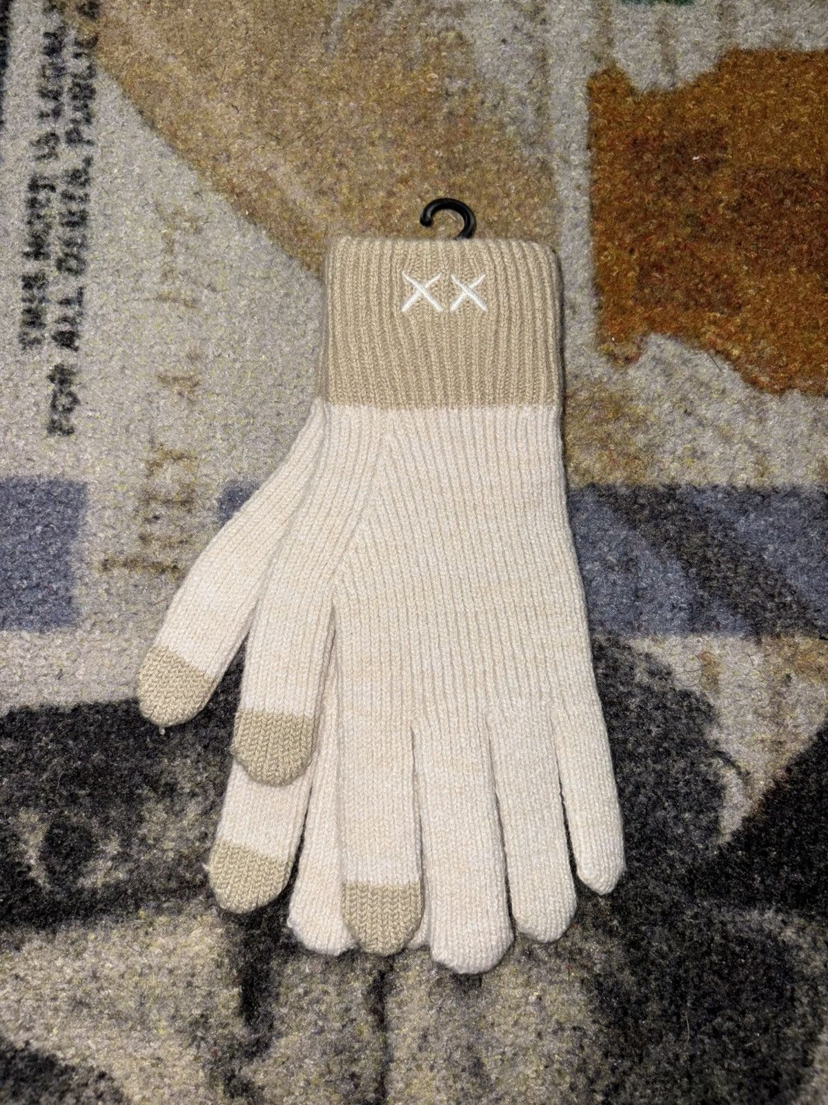 Kaws × Uniqlo Uniqlo x KAWS Heat Tech Knitted Gloves (MEDIUM) Size ONE SIZE - 1 Thumbnail
