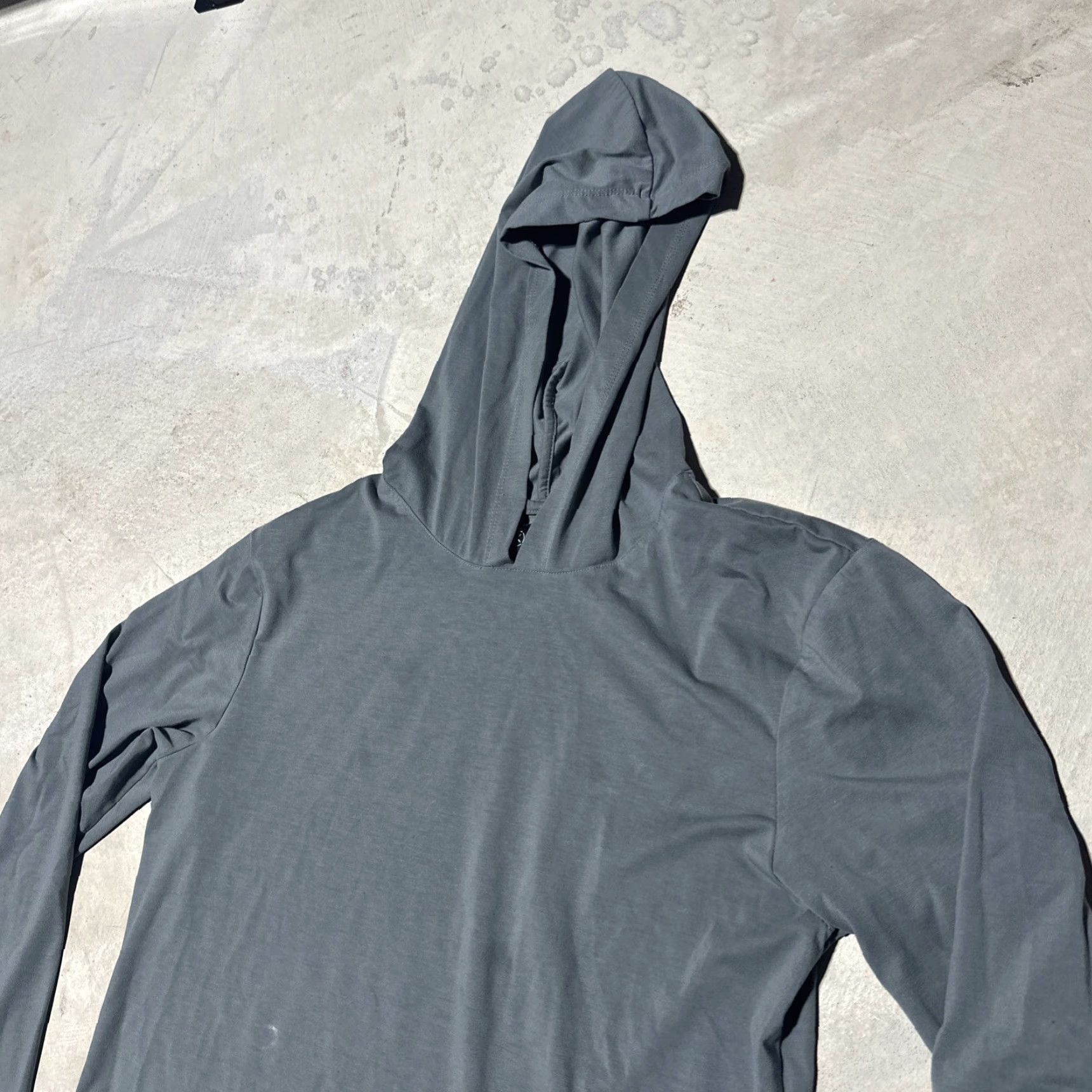 Cuts Cuts Hoodie Shirt Mens M Gray Elongated Curved Hem Lightweight All Seasons Hooded Stain Marks Size US M / EU 48-50 / 2 - 3 Thumbnail