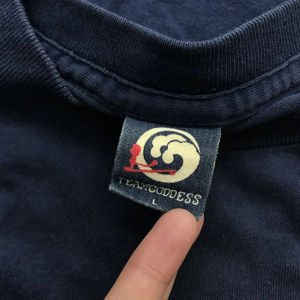 Vintage Vintage TEAM GODDESS SURF Wave Natural Indigo Tee Shirt Size L / US 10 / IT 46 - 6 Thumbnail