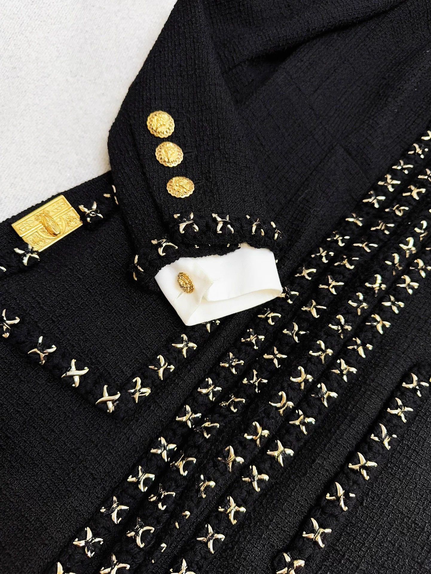 Chanel Chanel 17a Black Vneck Woven Gold Clasp Coin Button Jacket Size XS / US 0-2 / IT 36-38 - 6 Thumbnail