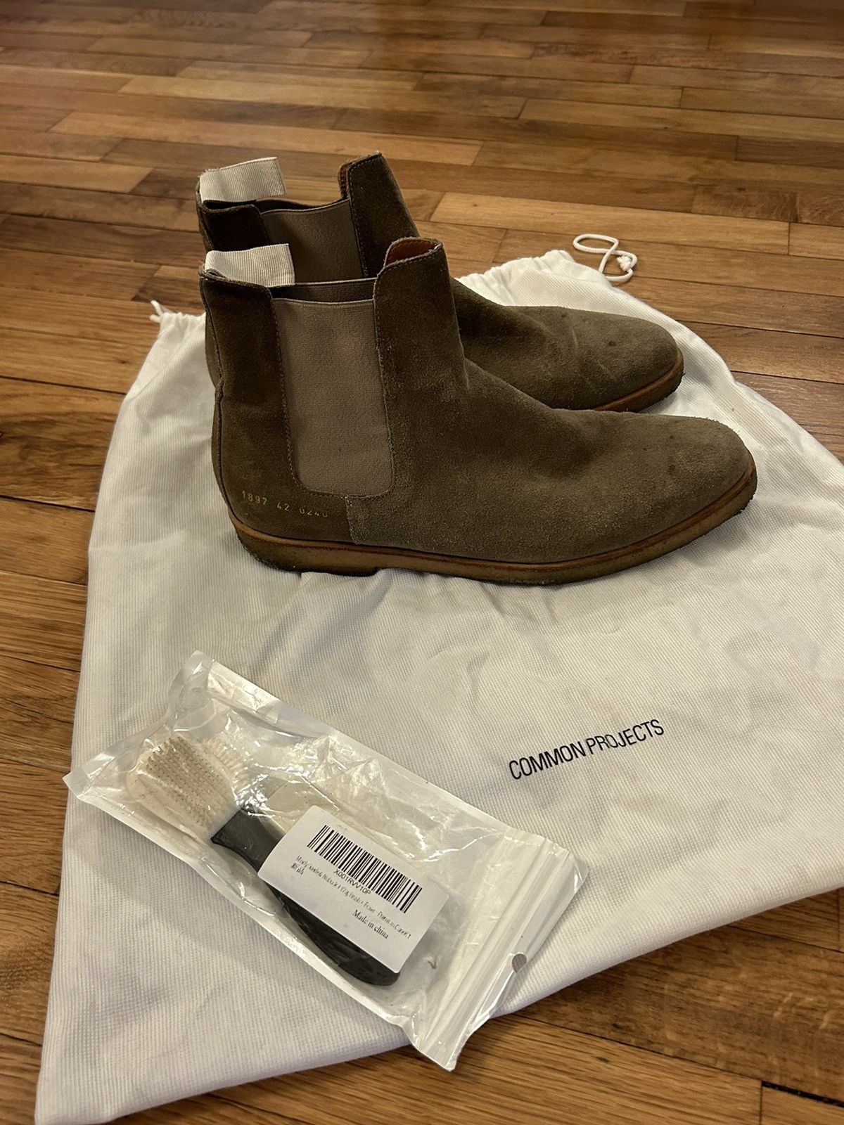 Common Projects Common Projects Suede Chelsea Boots in Taupe sz 42 Size US 9 / EU 42 - 4 Thumbnail