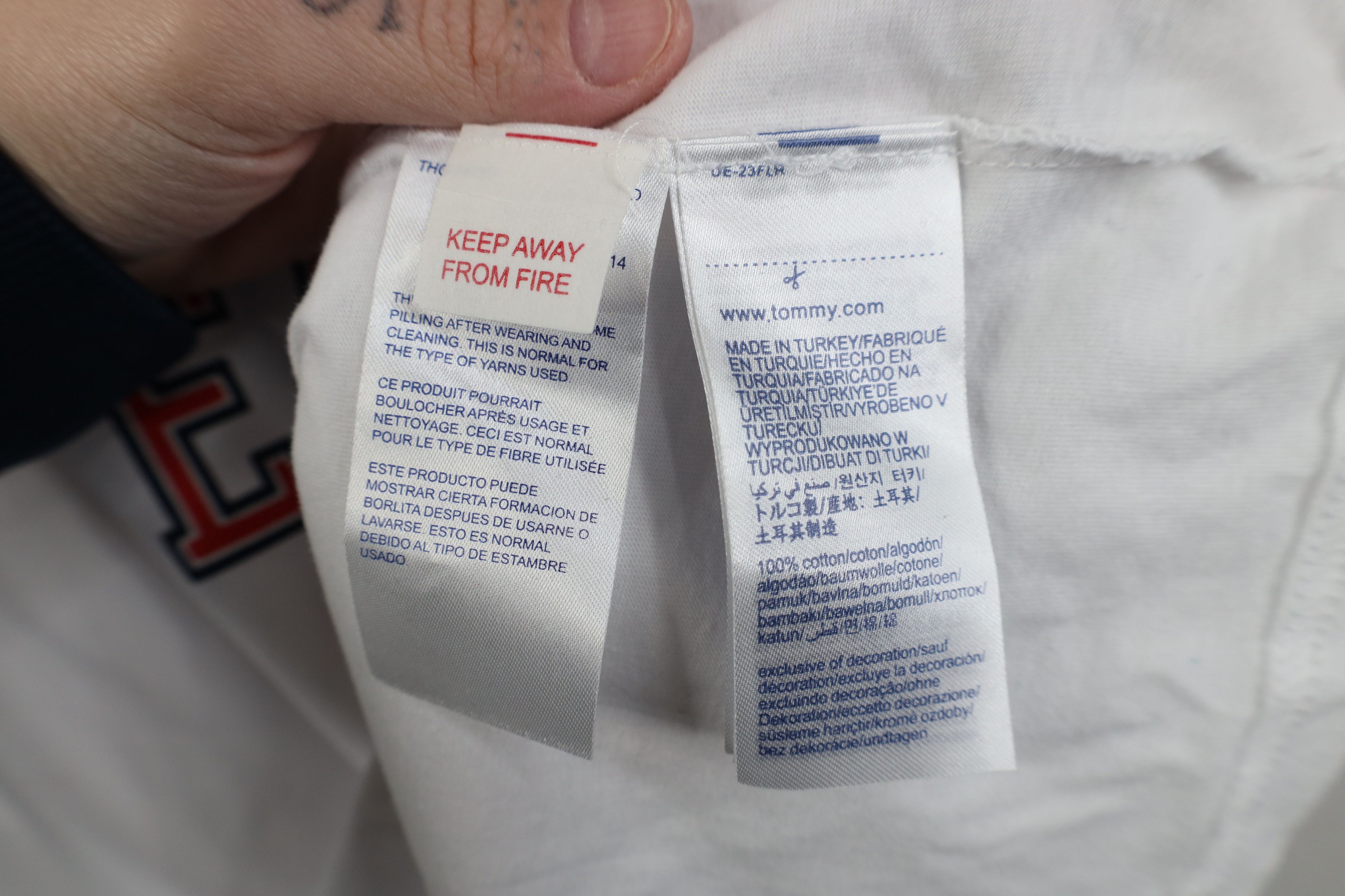 Tommy Hilfiger Vintage Y2K Tommy Hilfiger Big Logo Patch T-Shirt White Size US XXL / EU 58 / 5 - 9 Thumbnail