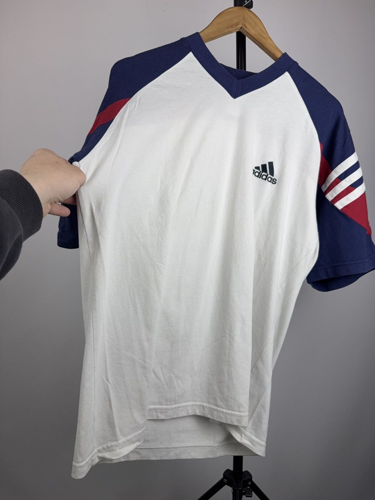 Adidas Retro Vintage Adidas V Neck T-Shirt 90s Stripes Logo Tee Size US M / EU 48-50 / 2 - 3 Thumbnail