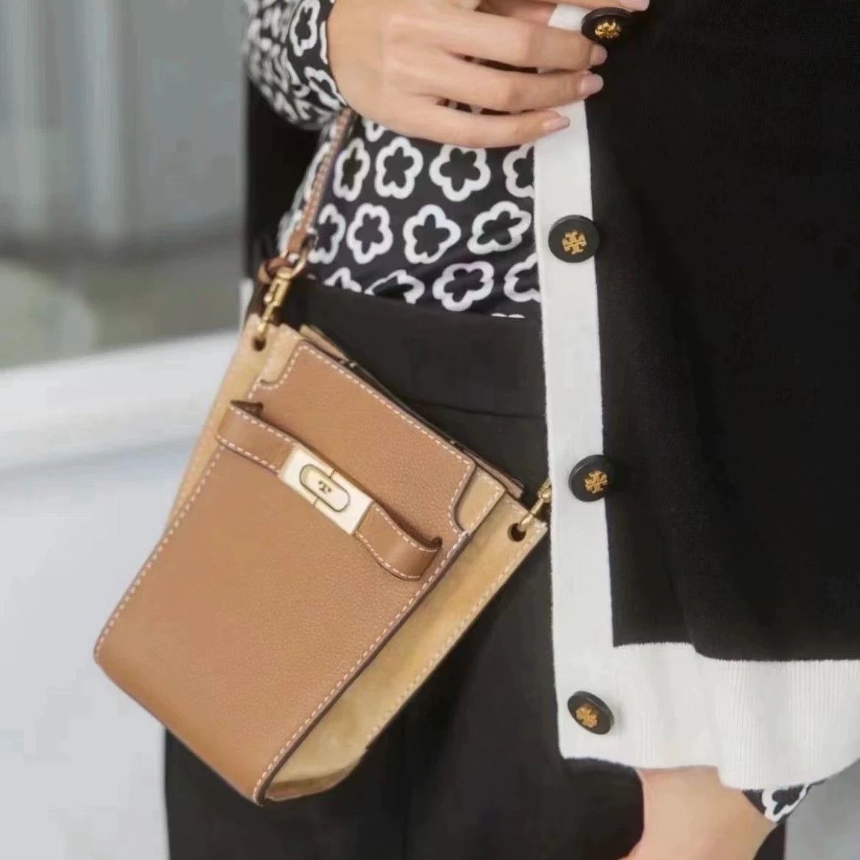 Tory Burch Tory Burch Double Lee Brown Mini Bucket 11*9*19 Size ONE SIZE - 3 Thumbnail