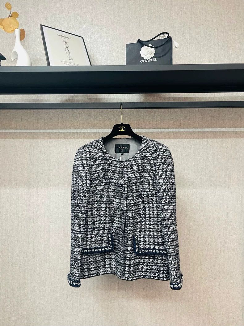 Chanel Chanel Blue and White Tweed Jacket F38- DMC Size US M / EU 48-50 / 2 - 1 Thumbnail