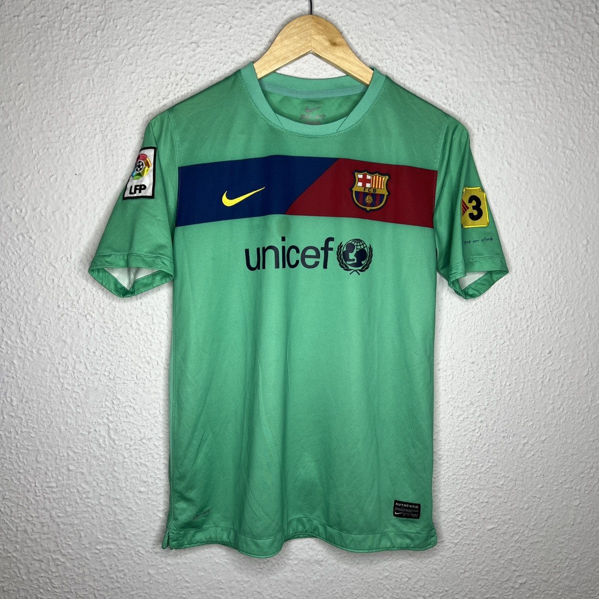 Nike Nike FC Barcelona Xavi 6 Jersey Tshirt Tee Away Kit 2011 Size US S / EU 44-46 / 1 - 2 Thumbnail