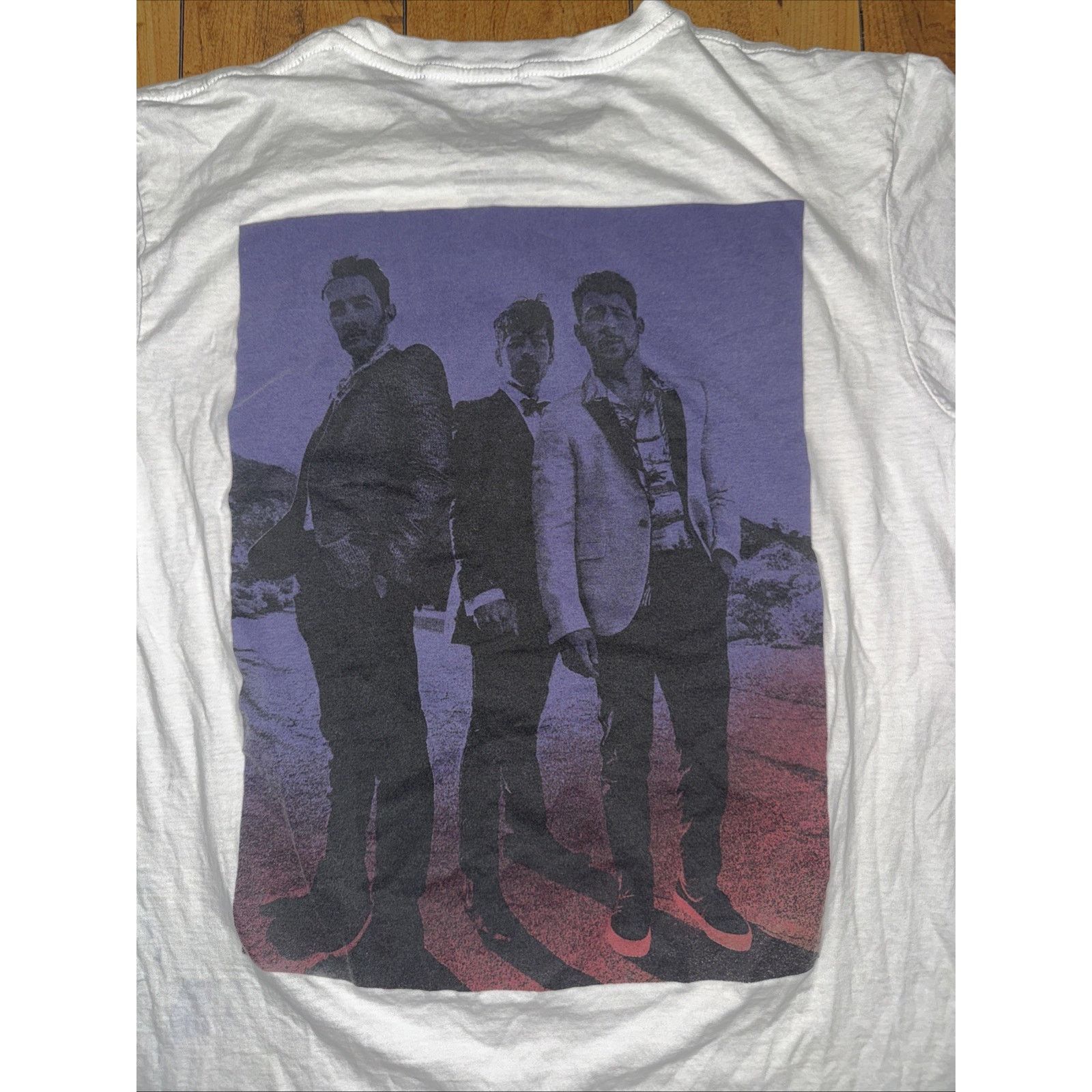 Band Tees Jonas Brothers Band Tee White Graphic T-Shirt Medium 19x26 Size US M / EU 48-50 / 2 - 2 Thumbnail