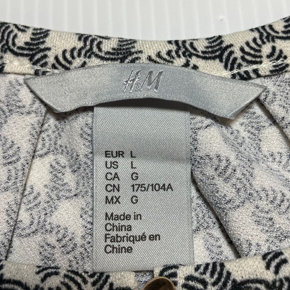 H&M H&M Geometric Pleated Keyhole Neckline Sleeveless Blouse L Size L / US 10 / IT 46 - 3 Thumbnail