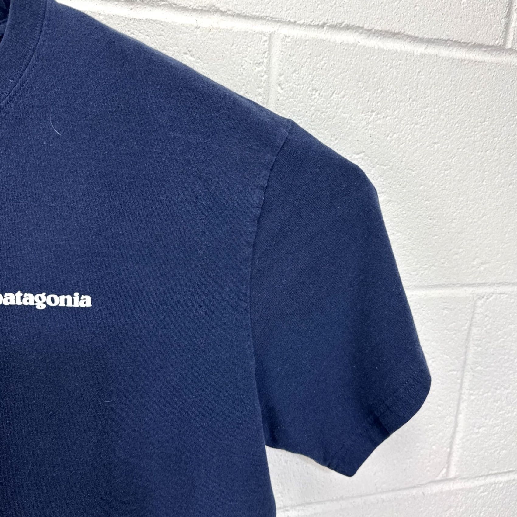 Patagonia Patagonia Shirt Mens Large Navy Blue P-6 Logo Graphic T-shirt Short Sleeve Blue Cotton Polyester Crew Neck Men’s Regular Size US L / EU 52-54 / 3 - 6 Thumbnail