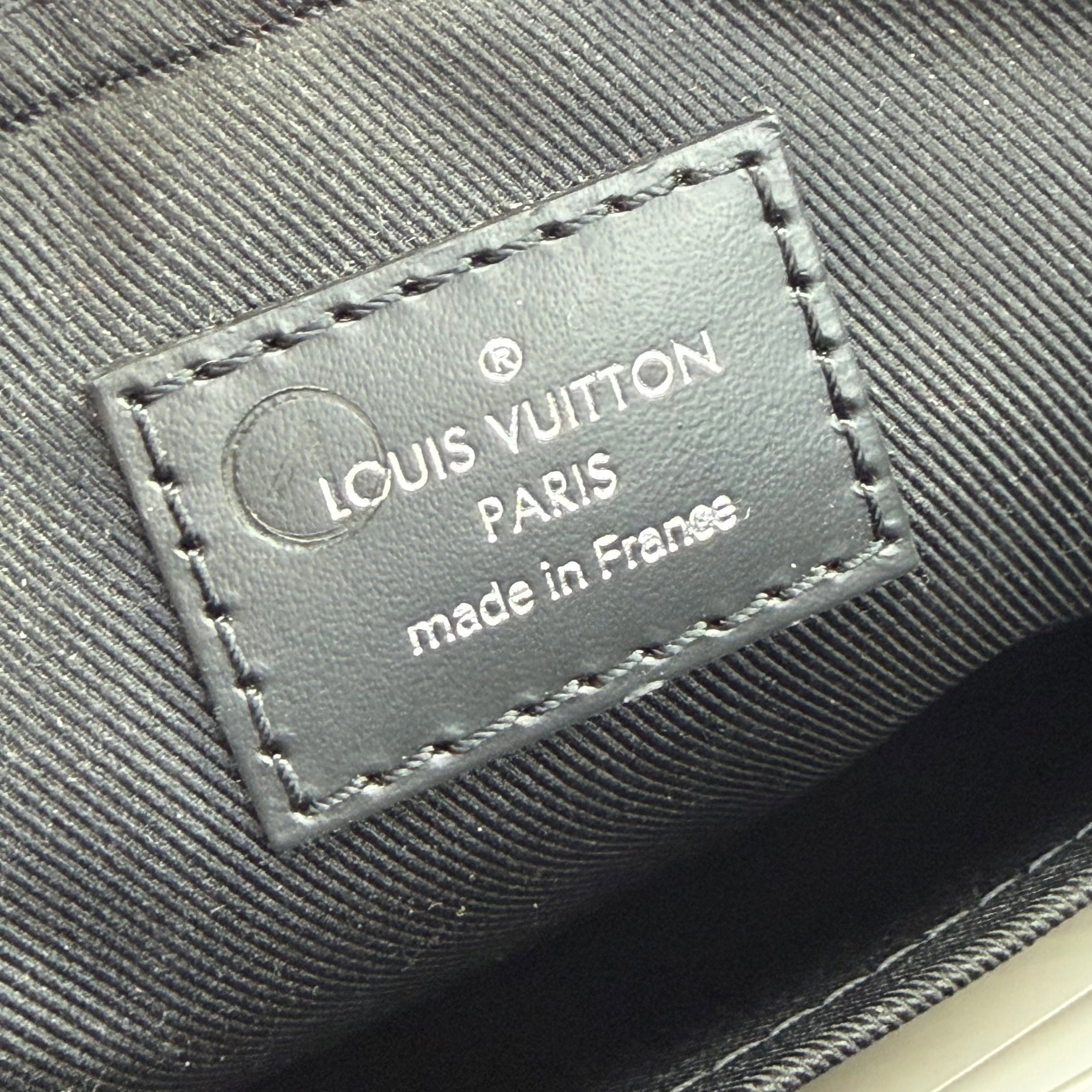Louis Vuitton Louis Vuitton Wild Animals Damier Trio Messenger Bag Size ONE SIZE - 8 Thumbnail