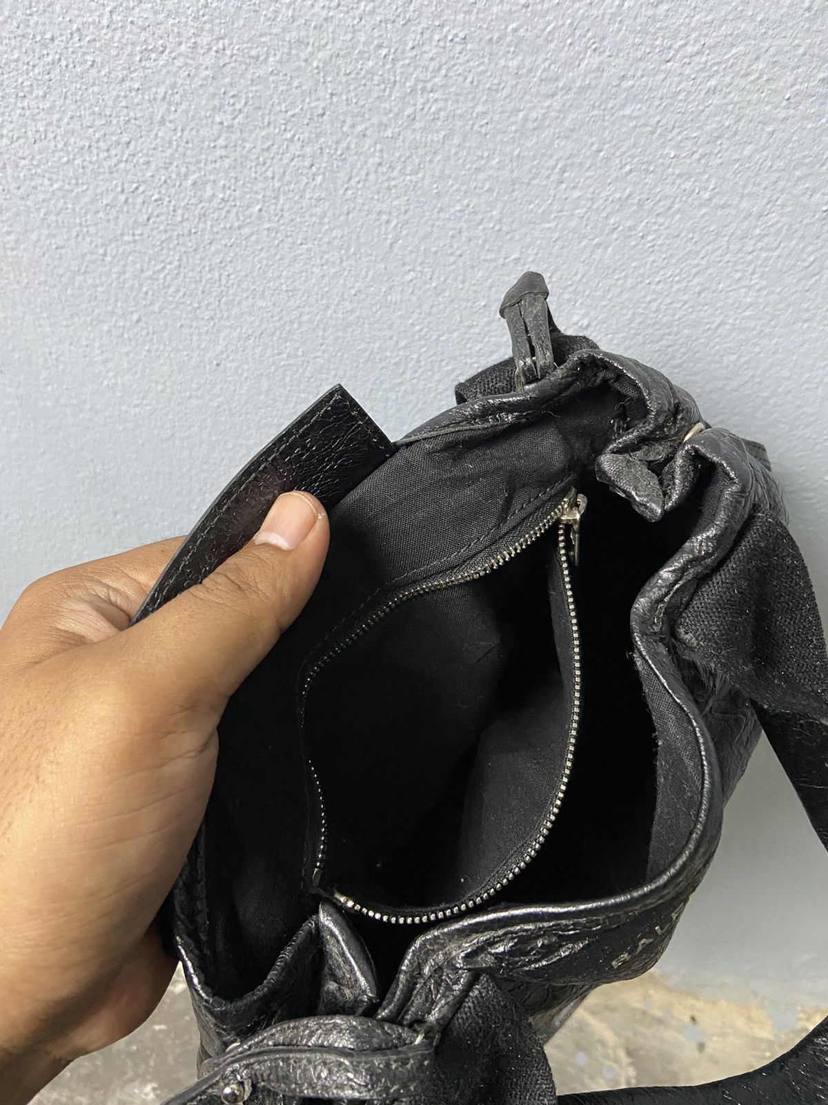 Balenciaga Balenciaga Paris Crossbody Handbag Size ONE SIZE - 23 Thumbnail