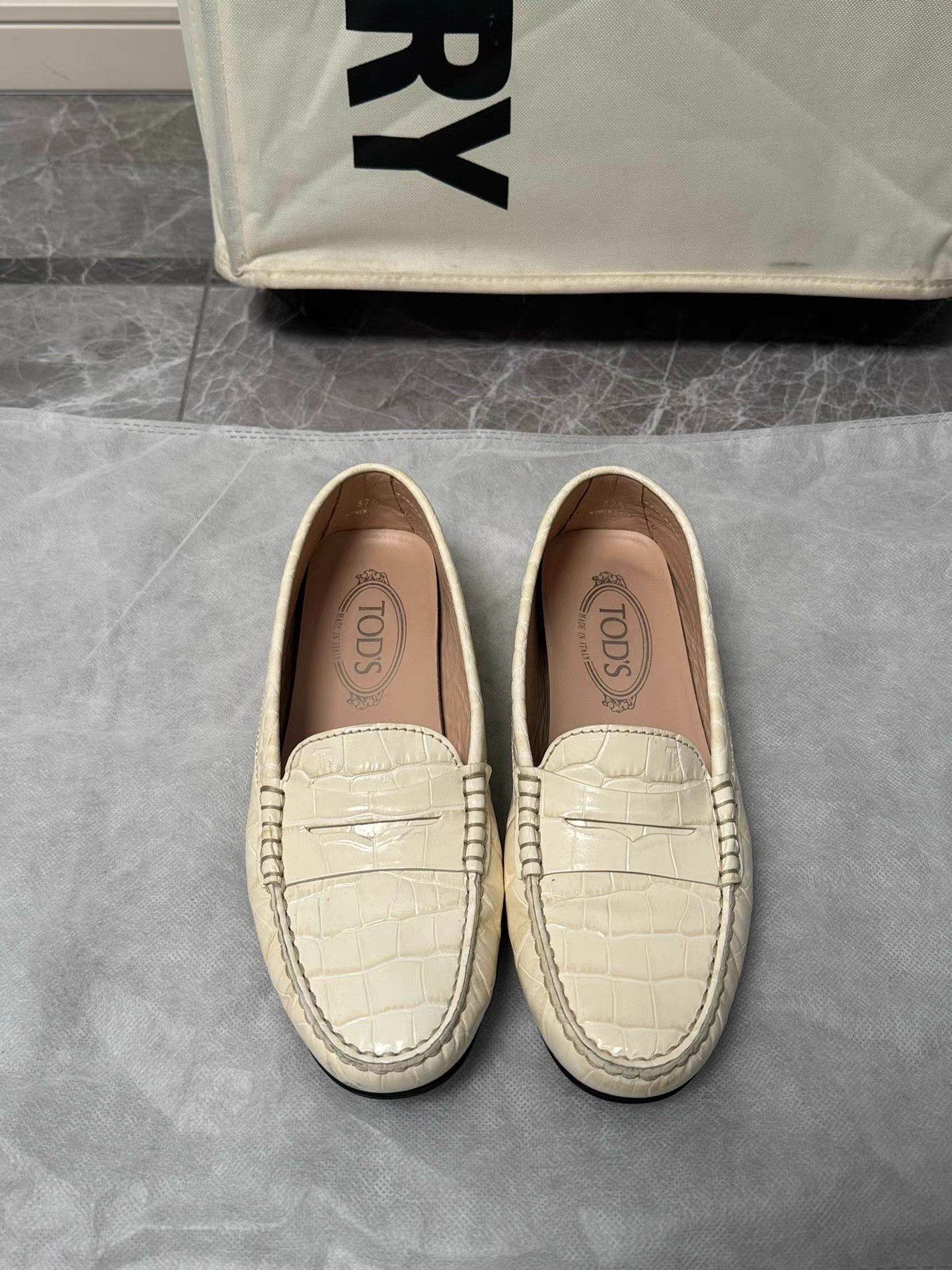 Tod's Tod's Classic White Crocodile Pattern Driving Shoes Size US 7.5 / IT 37.5 - 2 Thumbnail