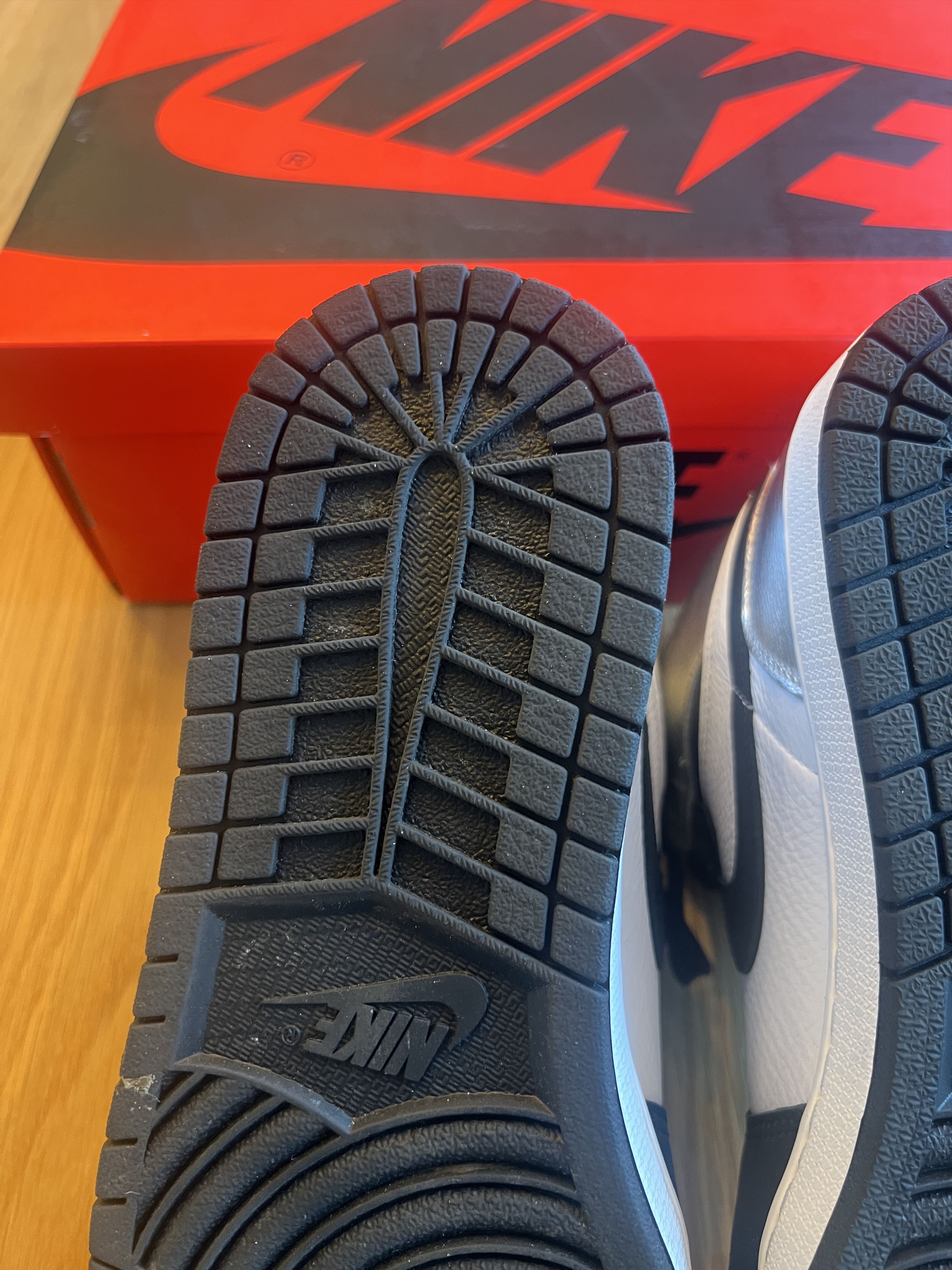 Nike Jordan 1 - Silver Toe Size US 10 / EU 43 - 10 Thumbnail