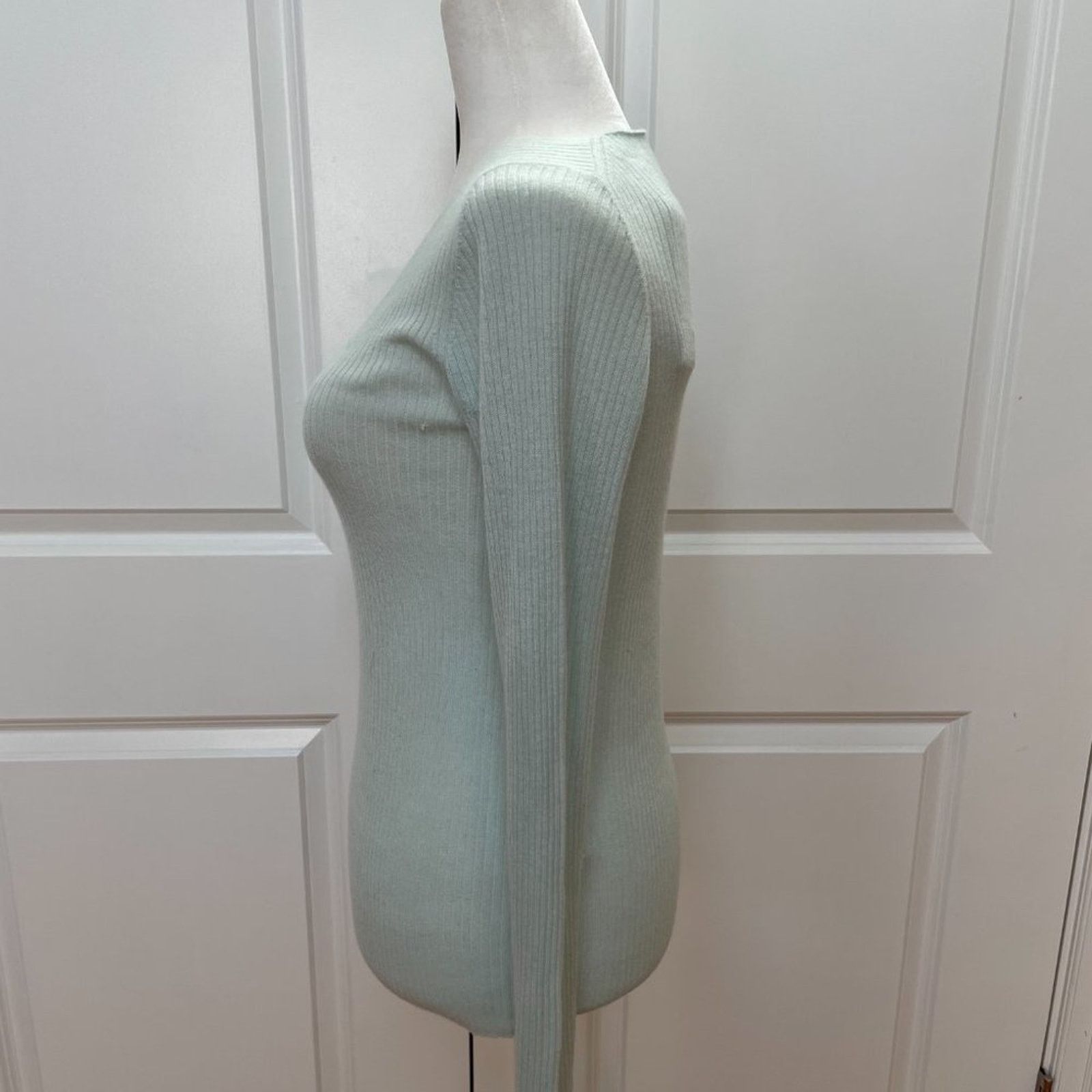 Vince V-Neck Slim Rib Cashmere Sweater from VINCE Size M / US 6-8 / IT 42-44 - 3 Thumbnail