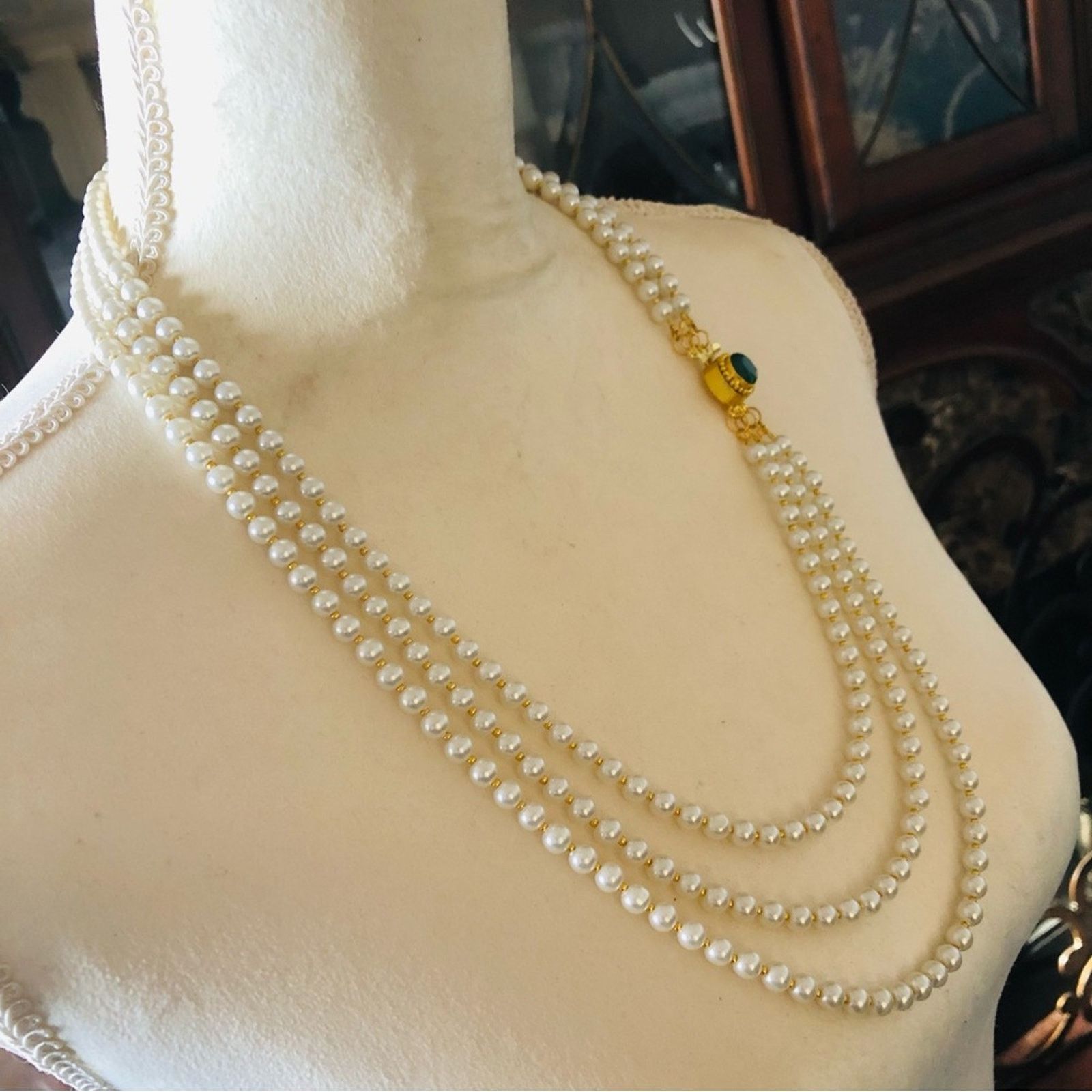 Handmade Handcrafted triple strand cream pearl emerald clasp necklac Size ONE SIZE - 3 Thumbnail