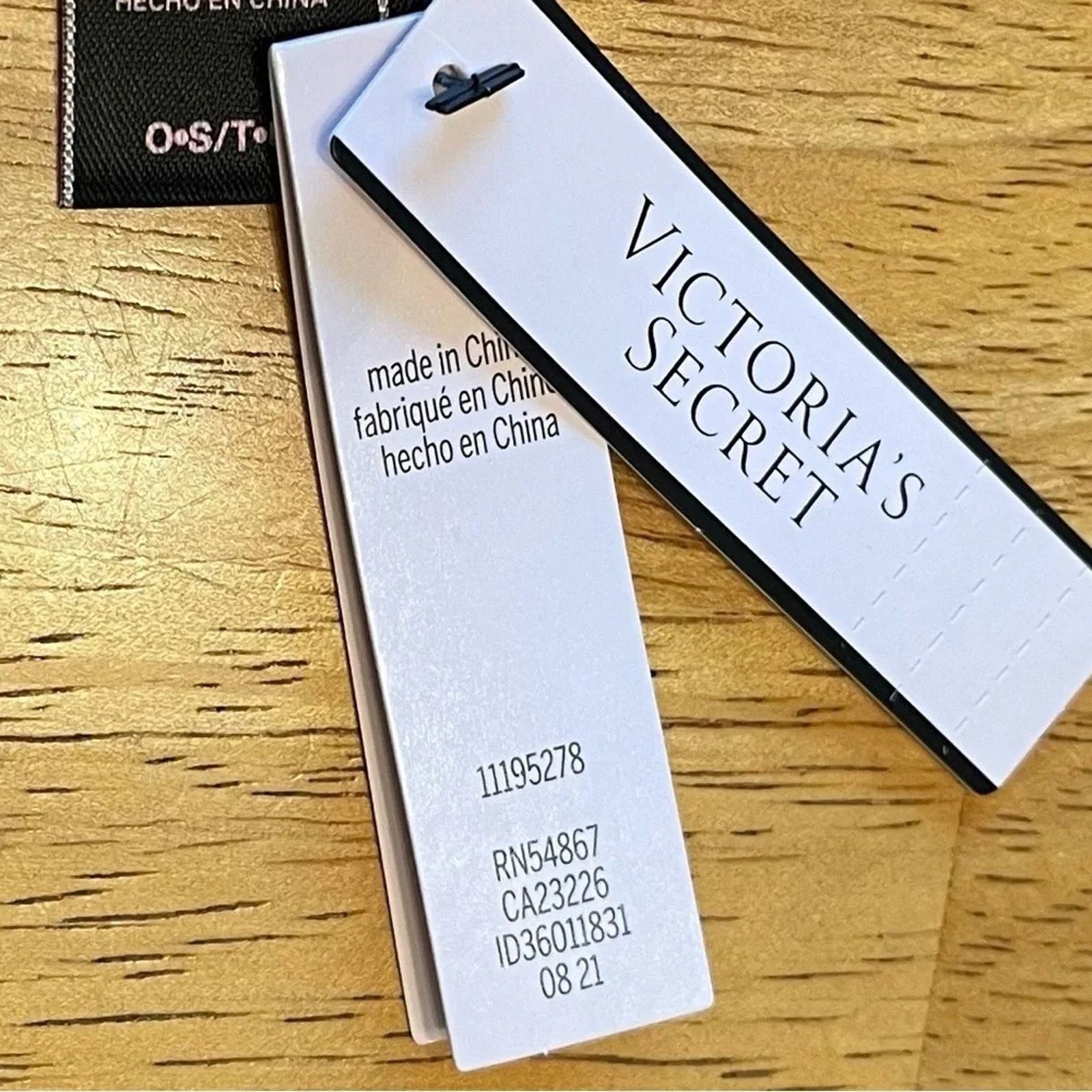 Victoria's Secret Victoria’s Secret scarf, new with tags Size ONE SIZE - 5 Thumbnail