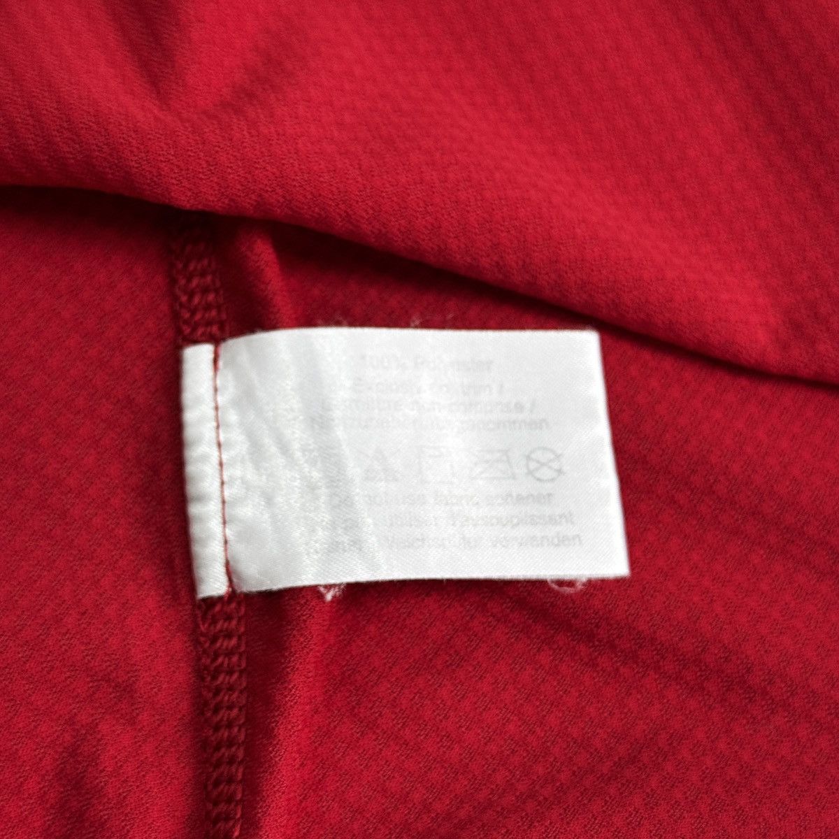 Arc'teryx Vintage Arc'teryx Arcteryx Reflective Logo Y2K Red T-Shirt Size US L / EU 52-54 / 3 - 11 Thumbnail