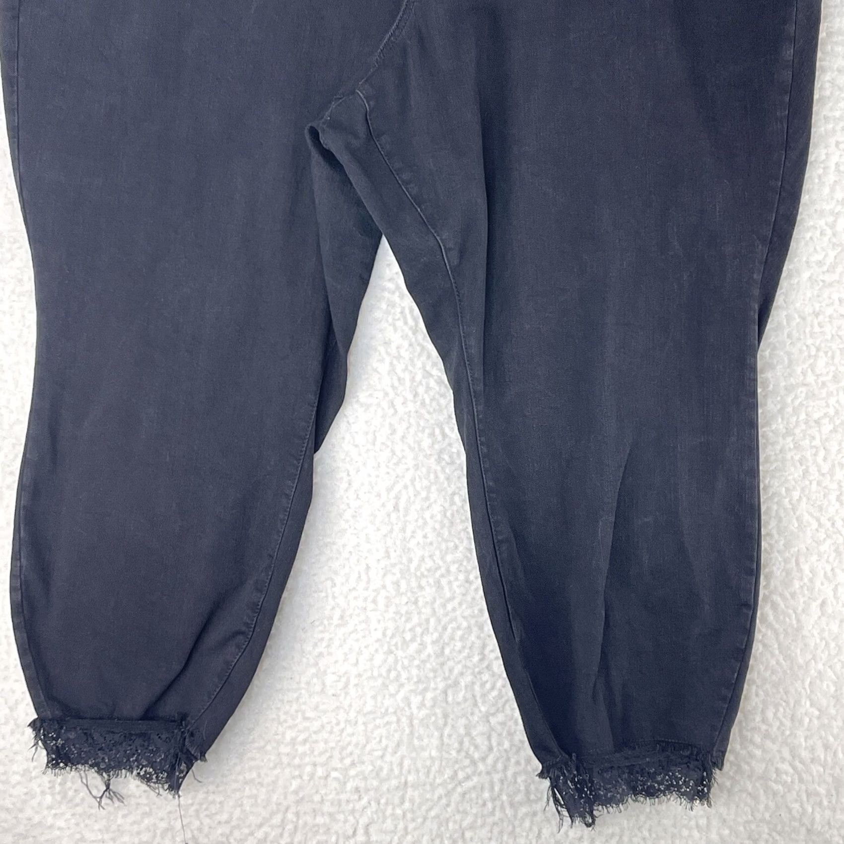 Torrid Torrid Jeans Women Plus Size 28 Black Denim Cropped Skinny High-Rise Frayed Hem Lace Detail Pocket 5-Pocket Size 28" / US 6 / IT 42 - 3 Thumbnail