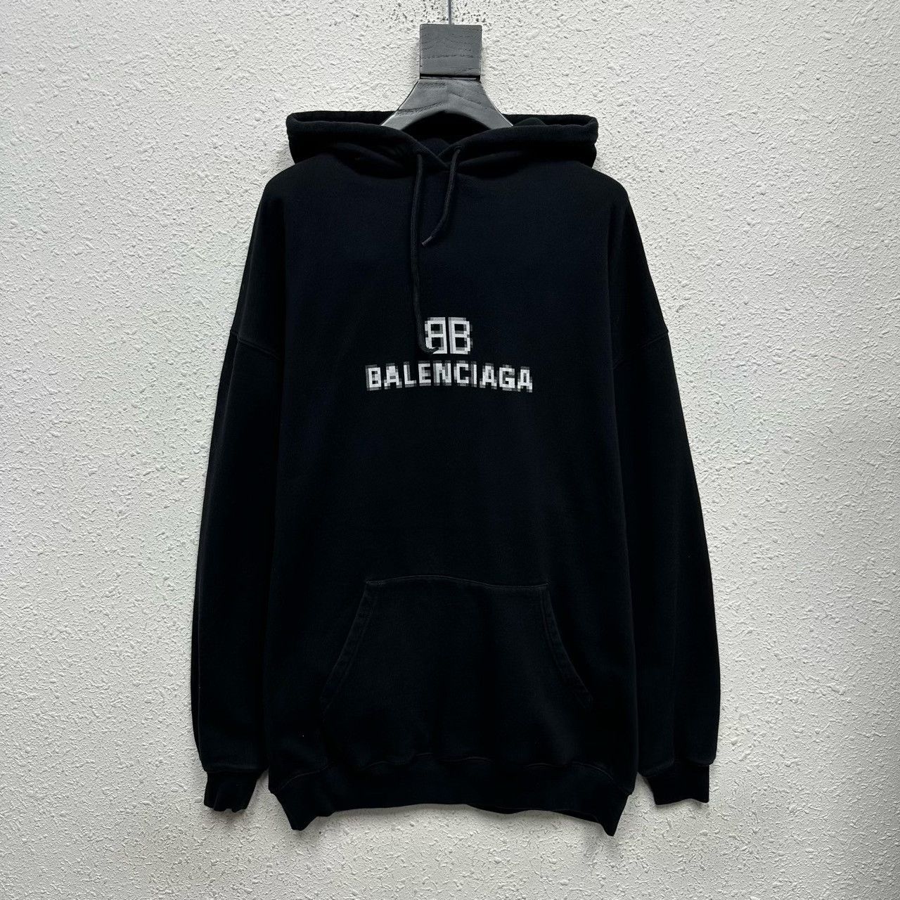Balenciaga balenciaga black logo hooded sweatshirt Size US S / EU 44-46 / 1 - 1 Thumbnail