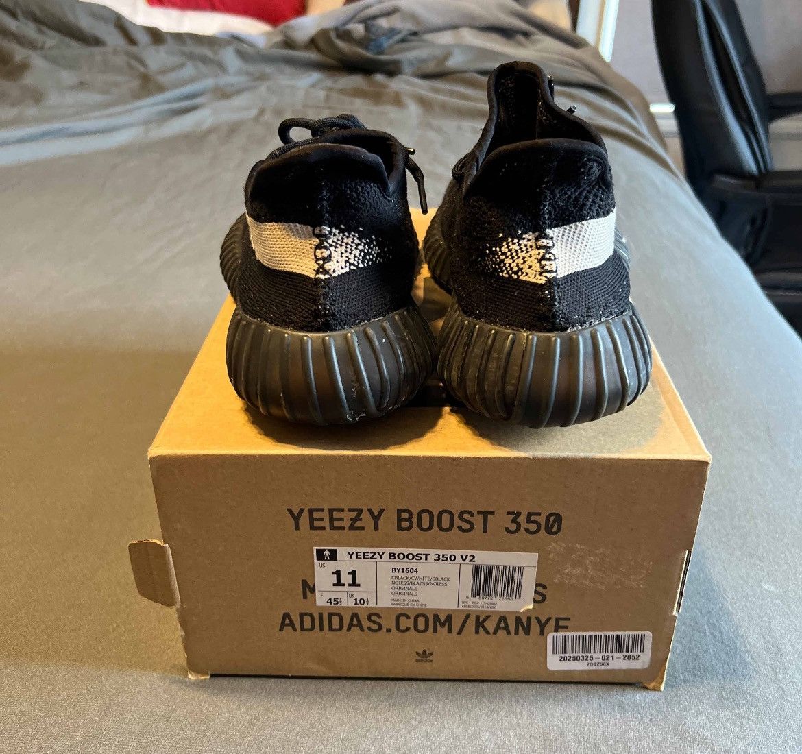 Adidas × Kanye West Adidas Yeezy Boost 350 V2 Oreo Size 11 BY1604 Size US 11 / EU 44 - 4 Thumbnail