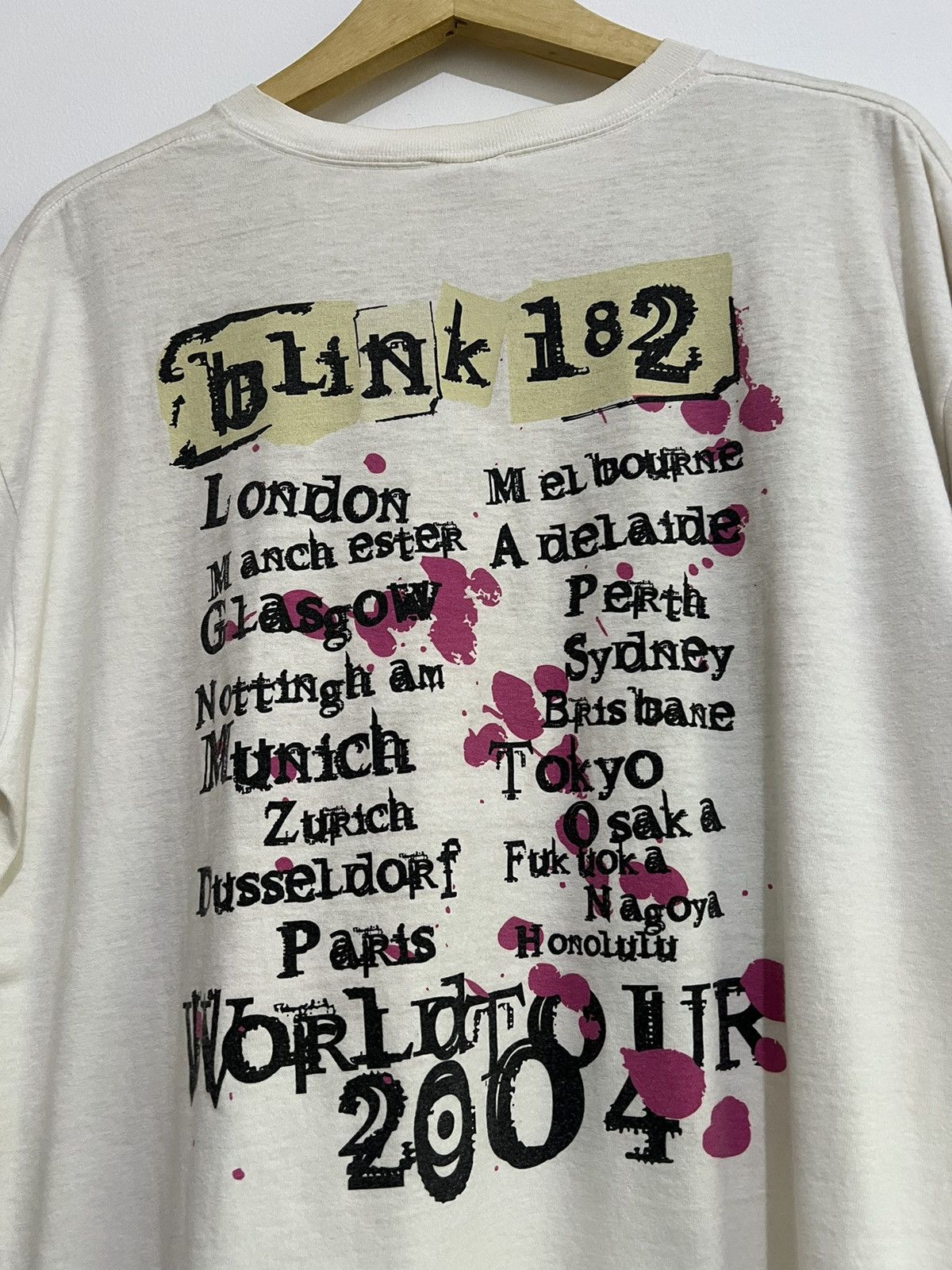 Anvil × Band Tees × Vintage (SOLD) Blink 182 World Tour 2004 Tshirt Size US L / EU 52-54 / 3 - 4 Thumbnail