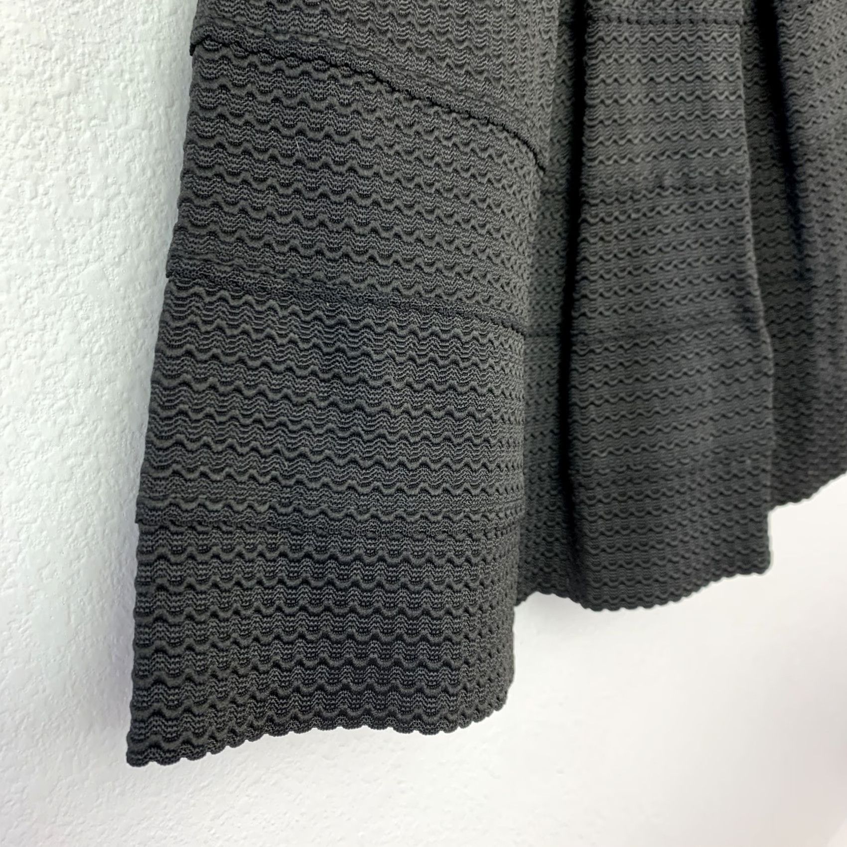 Vintage Eyeshadow Black Textured Pleated Skirt Women's Small A-Line Mini Elastic Waist Pull-On Size 28" / US 6 / IT 42 - 2 Thumbnail