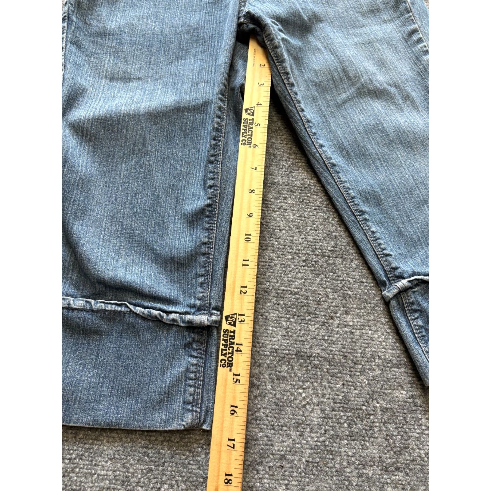 Levi's VINTAGE Levi's Capris Blue Denim Womens 28x17 Jeans Regular Medium 90s Classic USA Women Size ONE SIZE - 2 Thumbnail