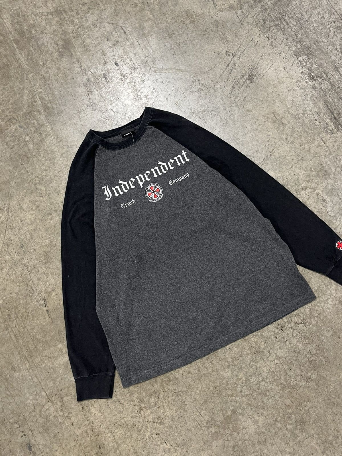 Independent Truck Co. × Vintage Independent truck co vintage longsleeve two tone tee rare Size US L / EU 52-54 / 3 - 1 Thumbnail