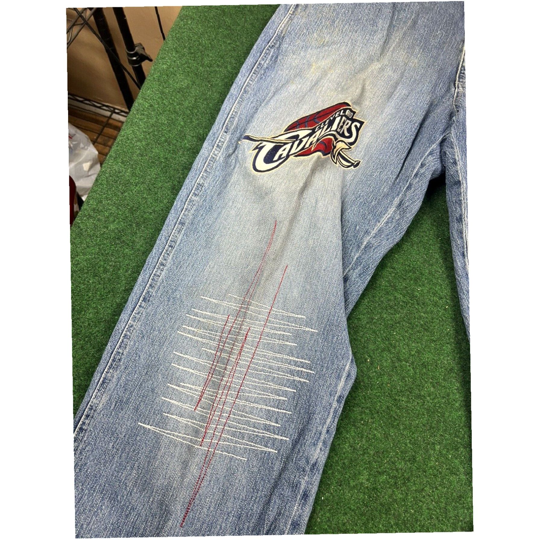NBA RARE UNK NBA Cleveland Cavaliers Denim Jeans Embroidered Men Sz 42/33 Size US 42 / EU 58 - 5 Thumbnail
