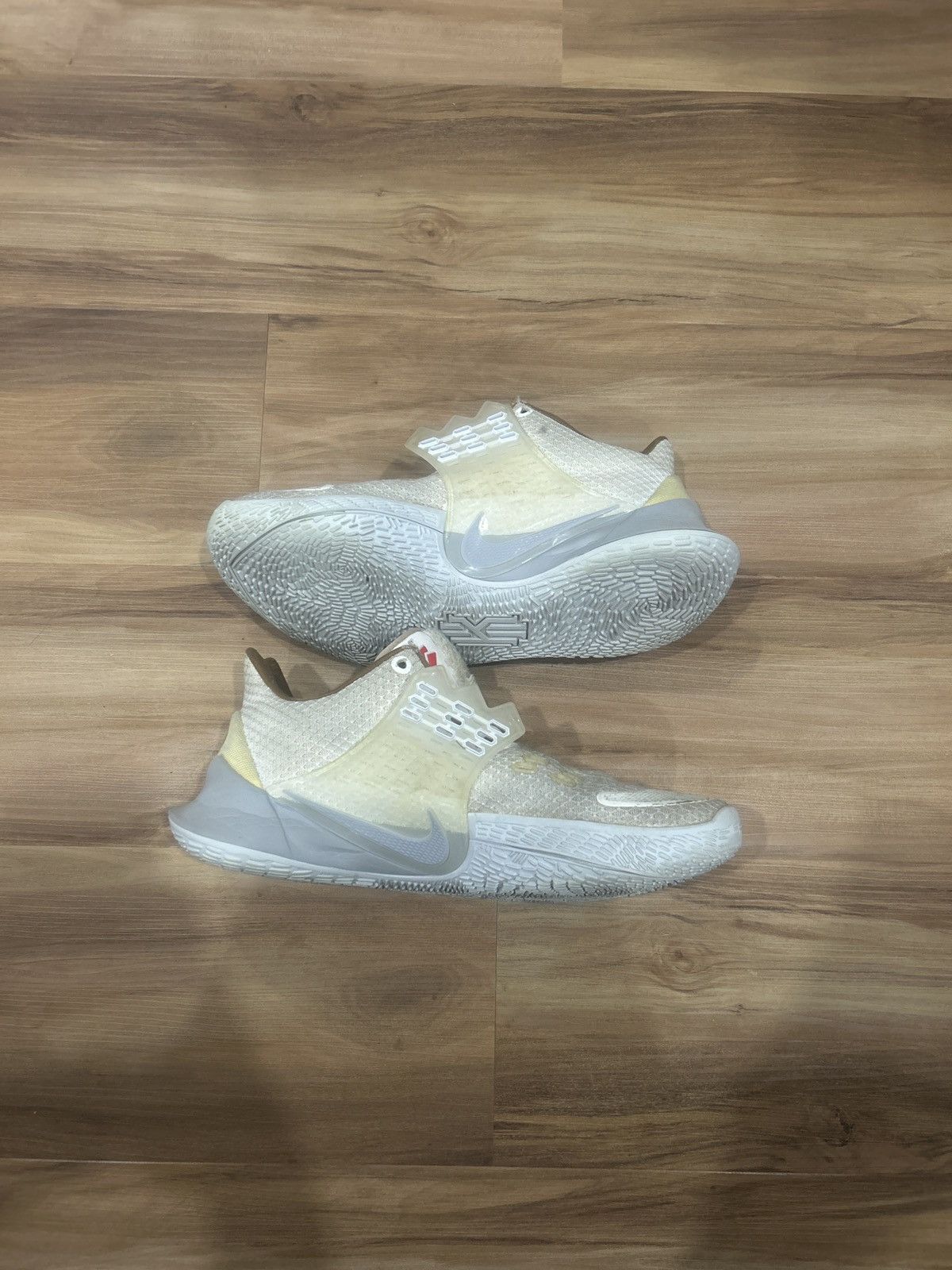 Nike Kyrie 2 Sandy Cheeks Size US 11 / EU 44 - 2 Thumbnail
