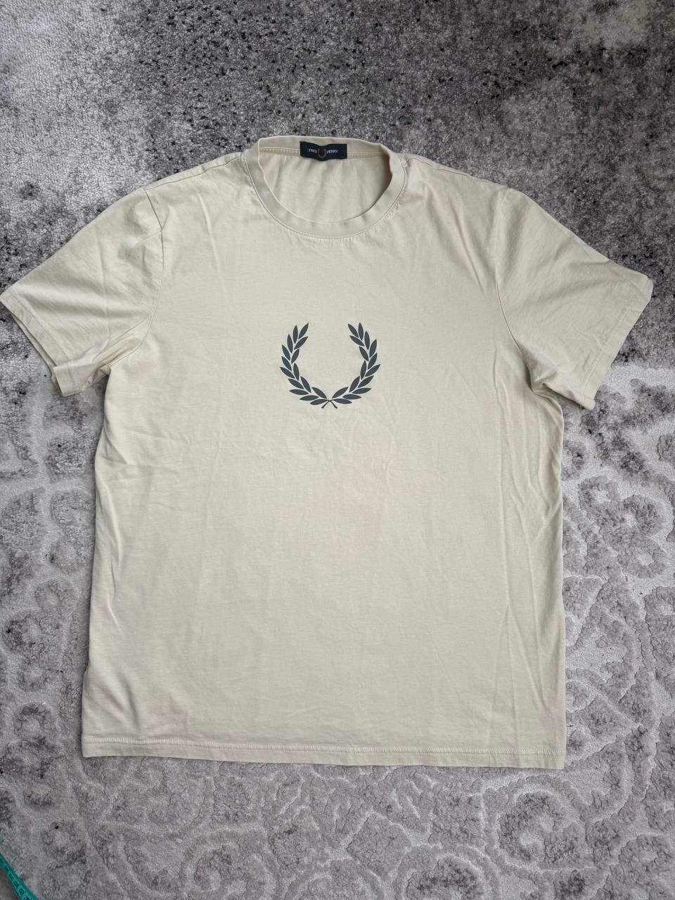 Fred Perry Fred Perry Laurel Wreath Graphic T-Shirt Beige Size L Size US L / EU 52-54 / 3 - 3 Thumbnail