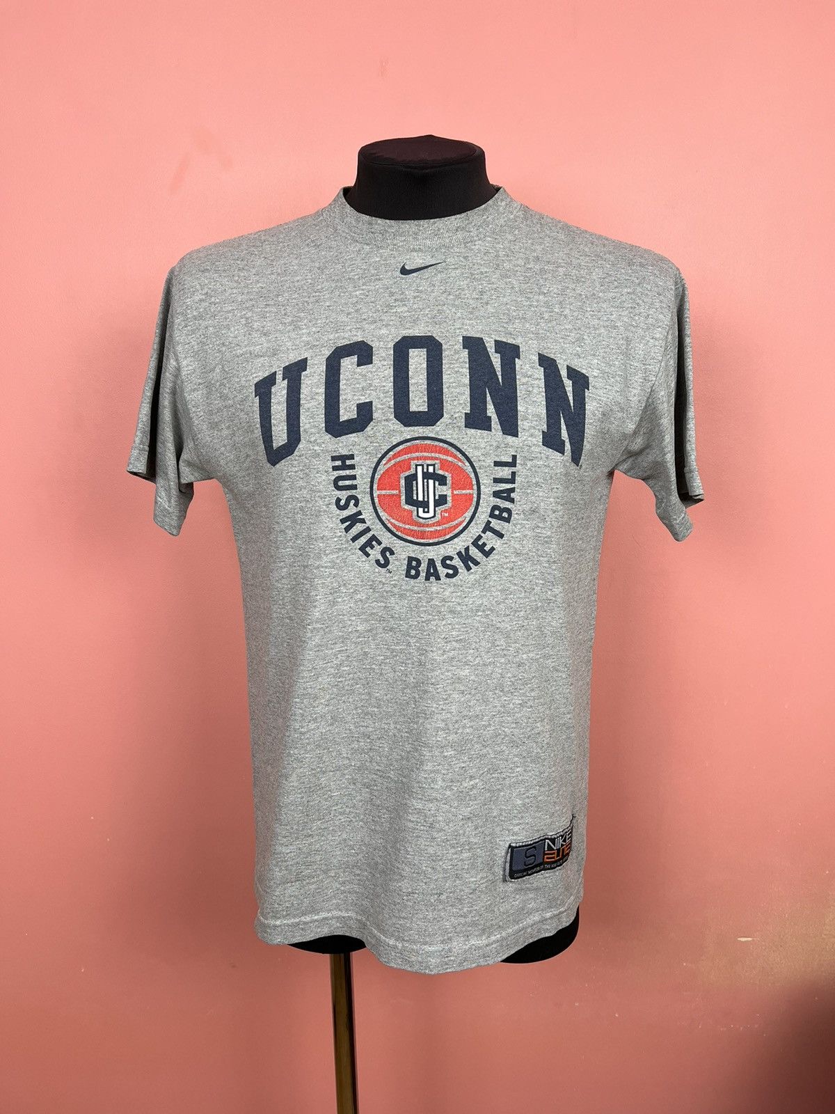 Vintage Nike vintage basketball uconn rare tee shirt sale Size US S / EU 44-46 / 1 - 1 Thumbnail