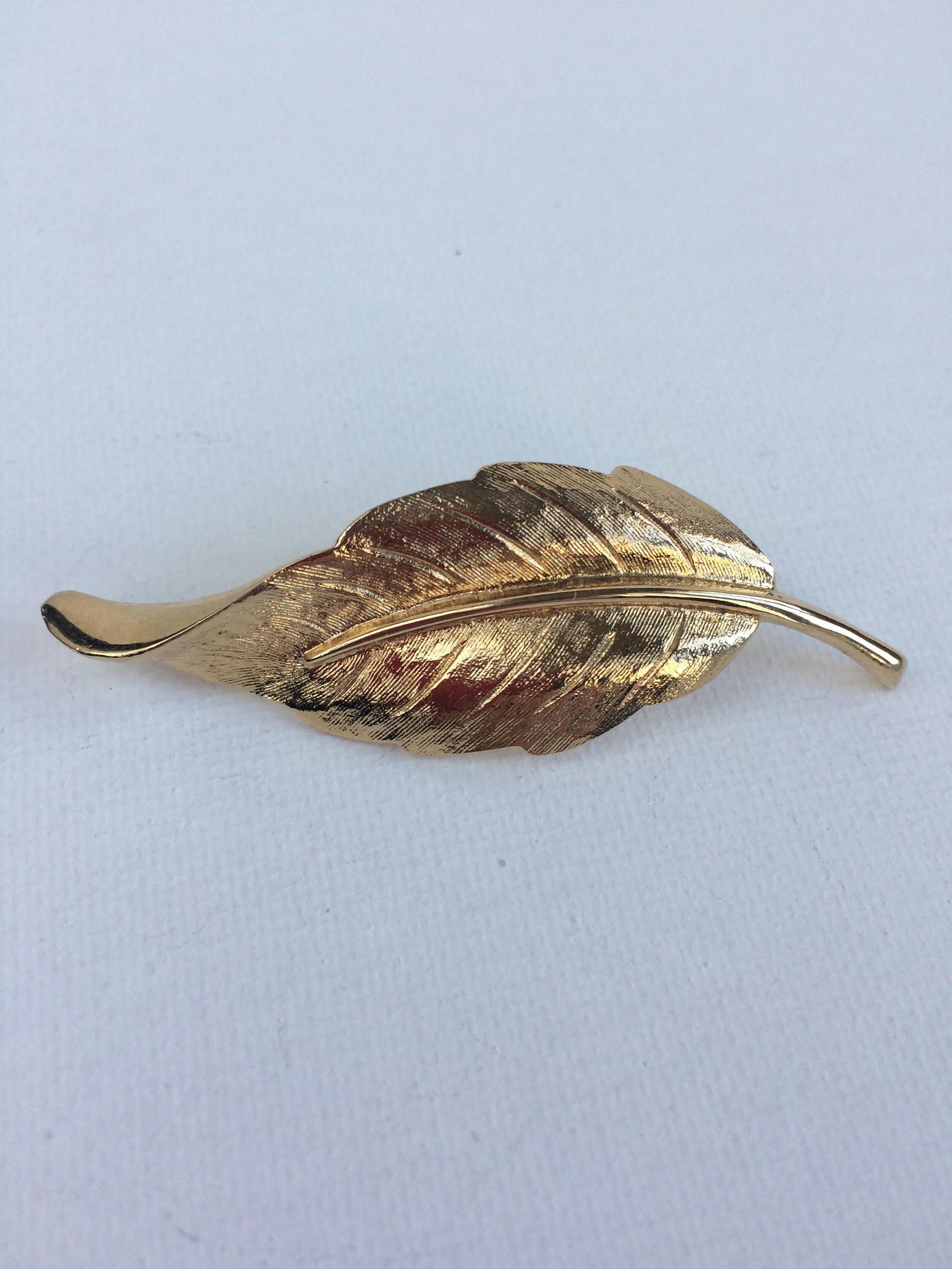 Designer Elegant AVON Gold Leaf Brooch - Vintage-Inspired Accessory Size ONE SIZE - 1 Thumbnail