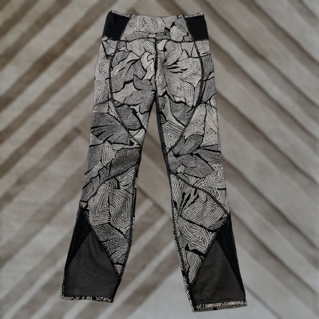 Lululemon Lululemon Womens Leggings Size 4 Goal Crusher 7/8 Tight Dottie Tribe White Black Size 27" / US 4 / IT 40 - 1 Thumbnail
