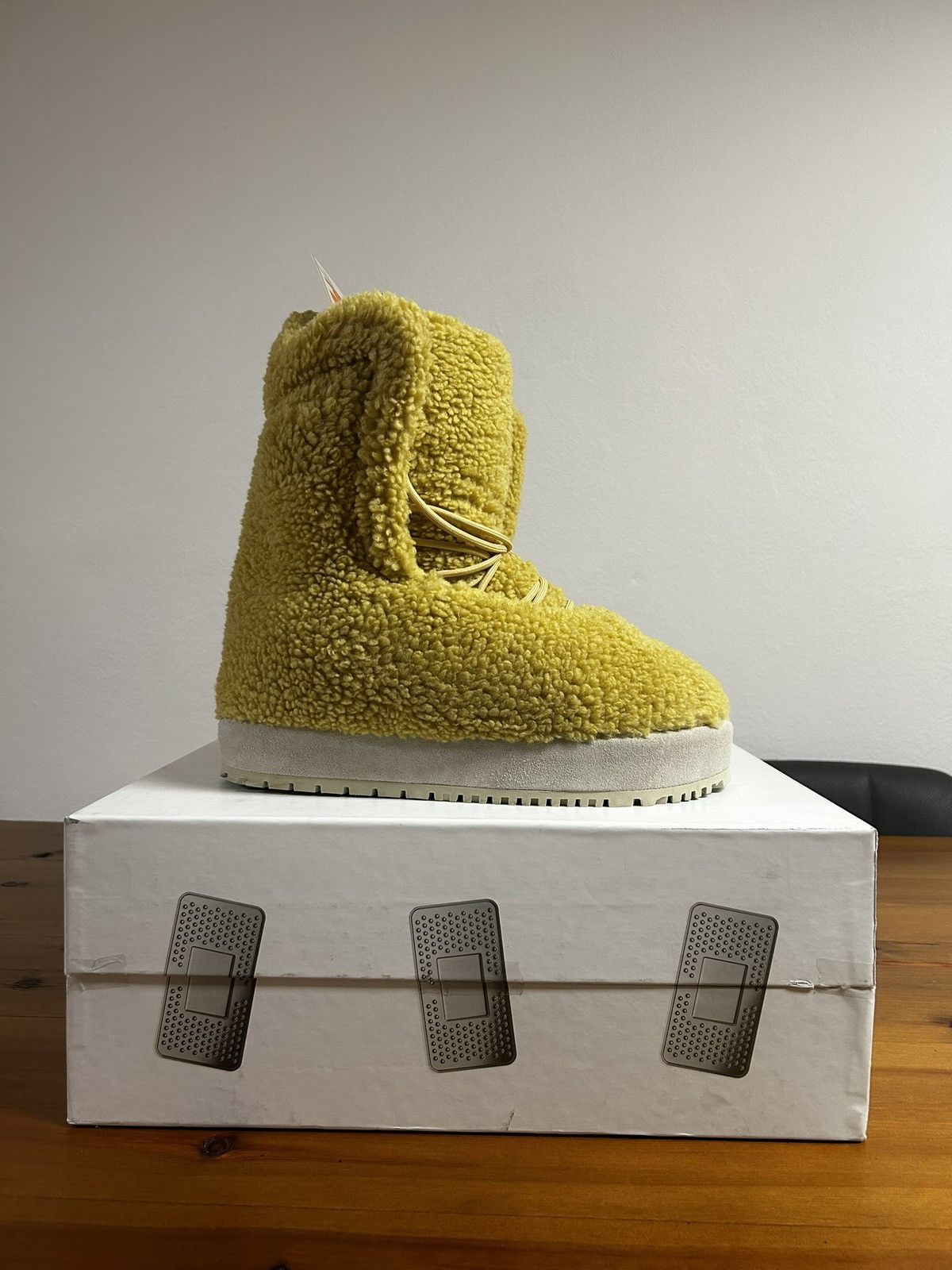 PDF PDF CHANNEL NEVE FUR BOOTS Size US 10 / EU 43 - 4 Thumbnail