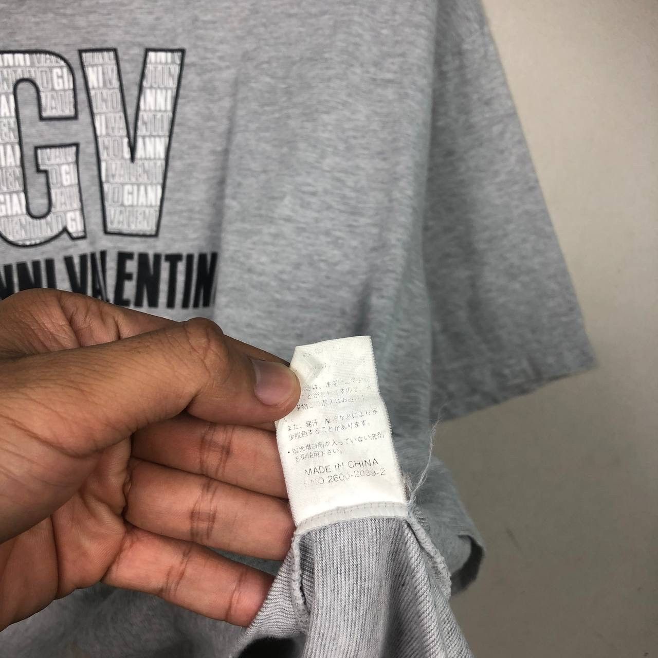 Designer Vintage Gianni Valentino Big Logo Grey Tshirt Size US L / EU 52-54 / 3 - 6 Thumbnail