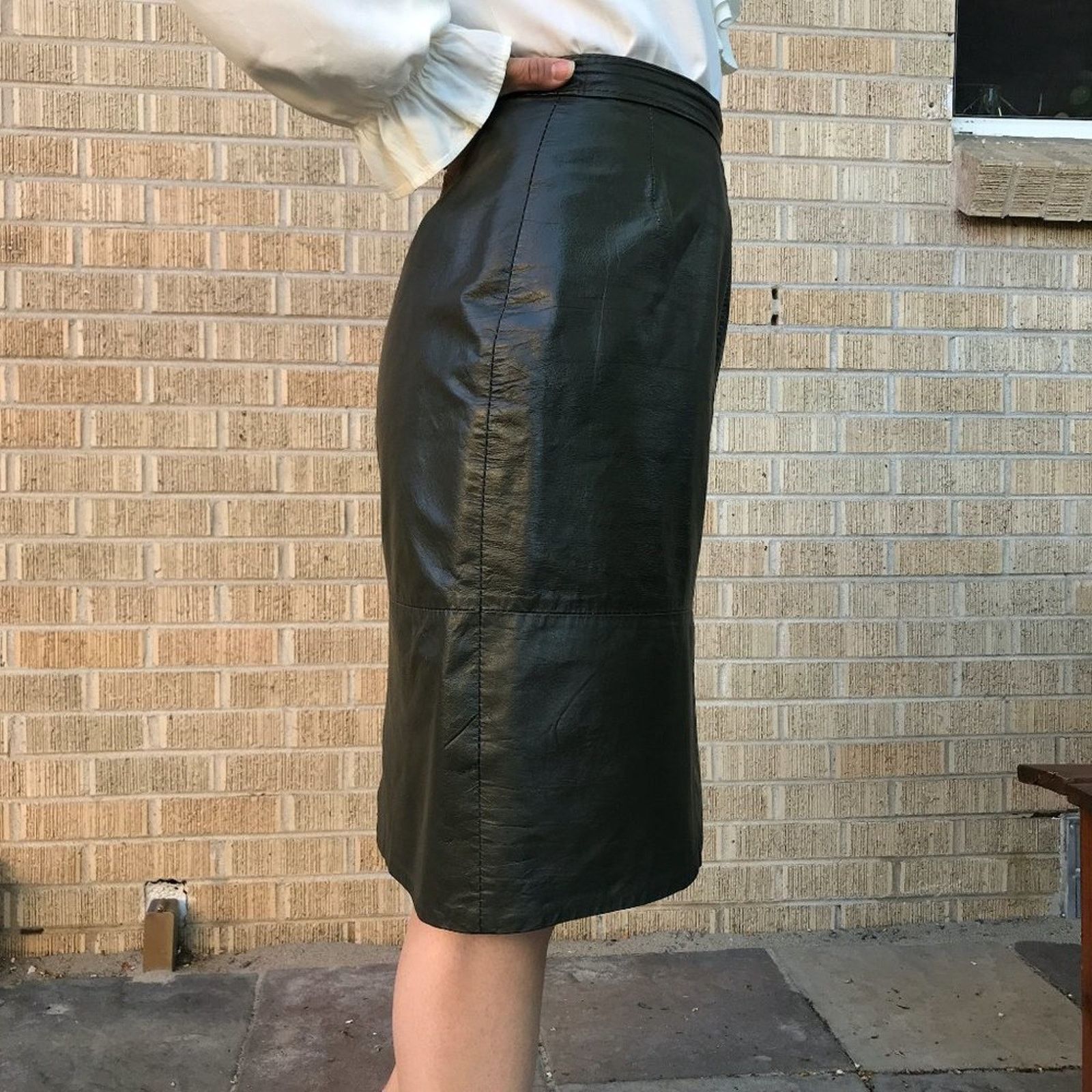 Vintage Vintage 1980s green minimalist leather skirt small Size 26" / US 2 / IT 38 - 3 Thumbnail
