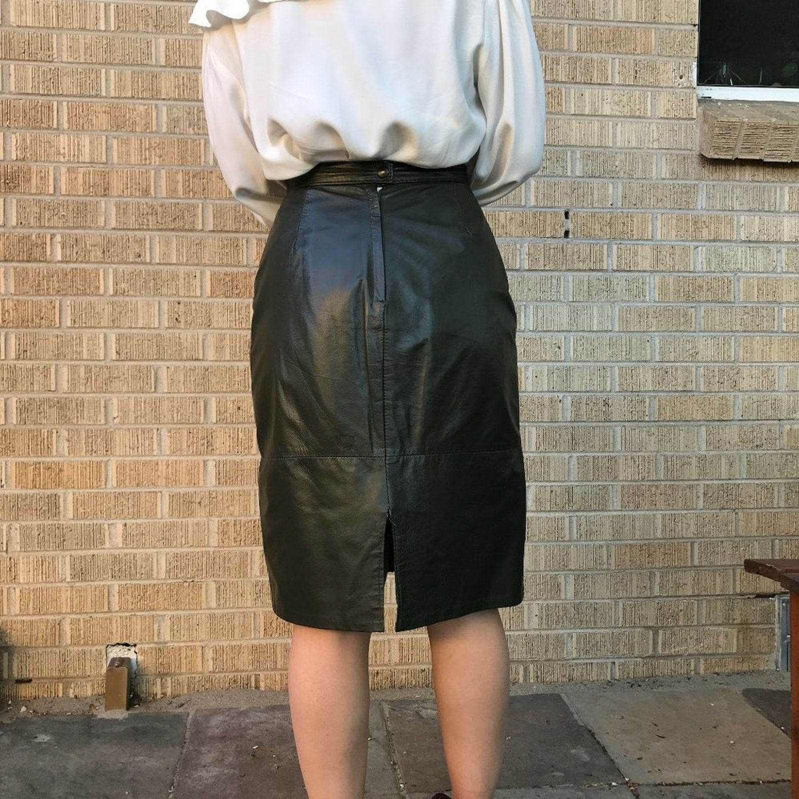 Vintage Vintage 1980s green minimalist leather skirt small Size 26" / US 2 / IT 38 - 4 Thumbnail