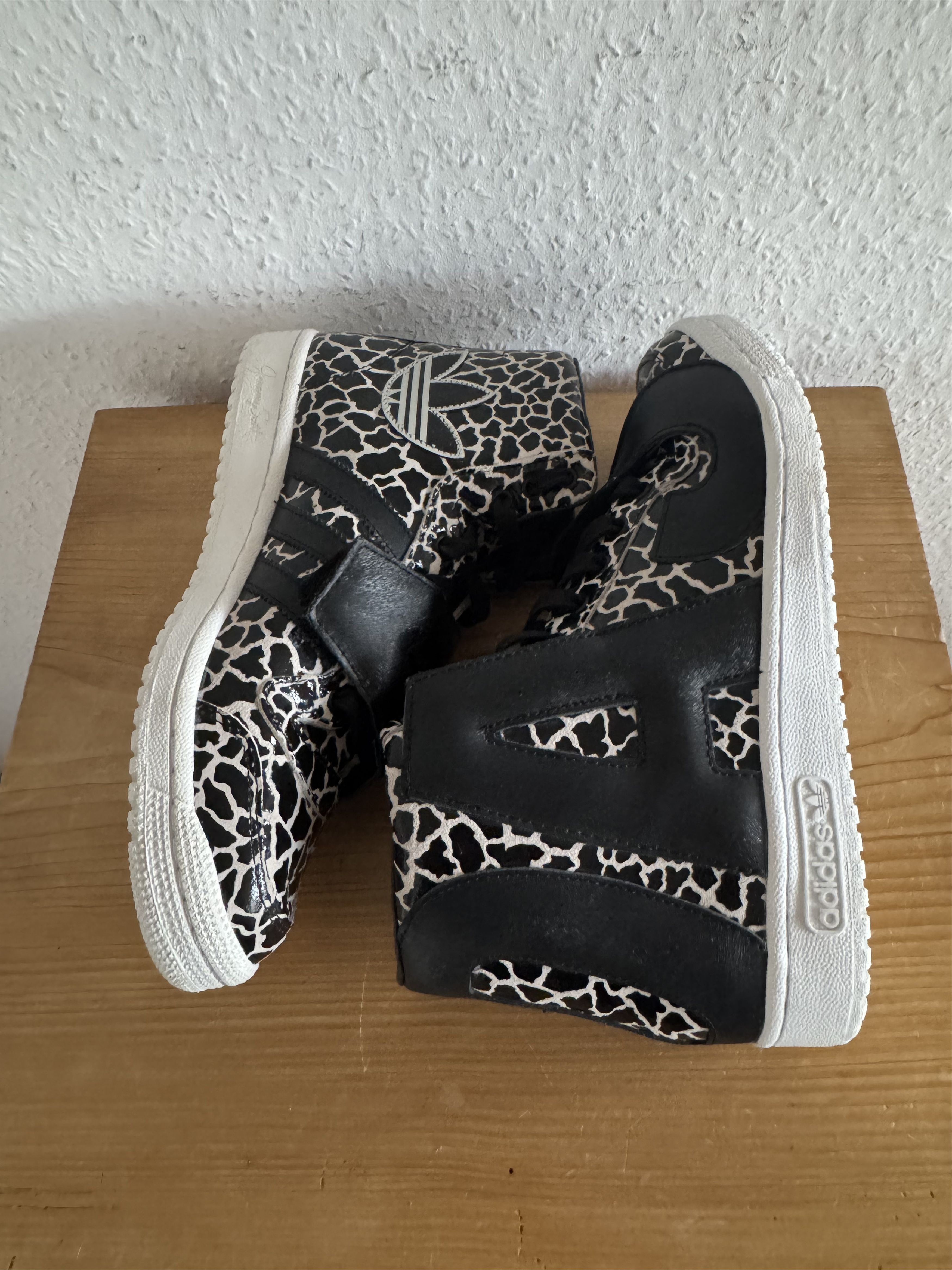 Adidas × Jeremy Scott JS Letters Giraffe Size US 7.5 / EU 40-41 - 1 Thumbnail