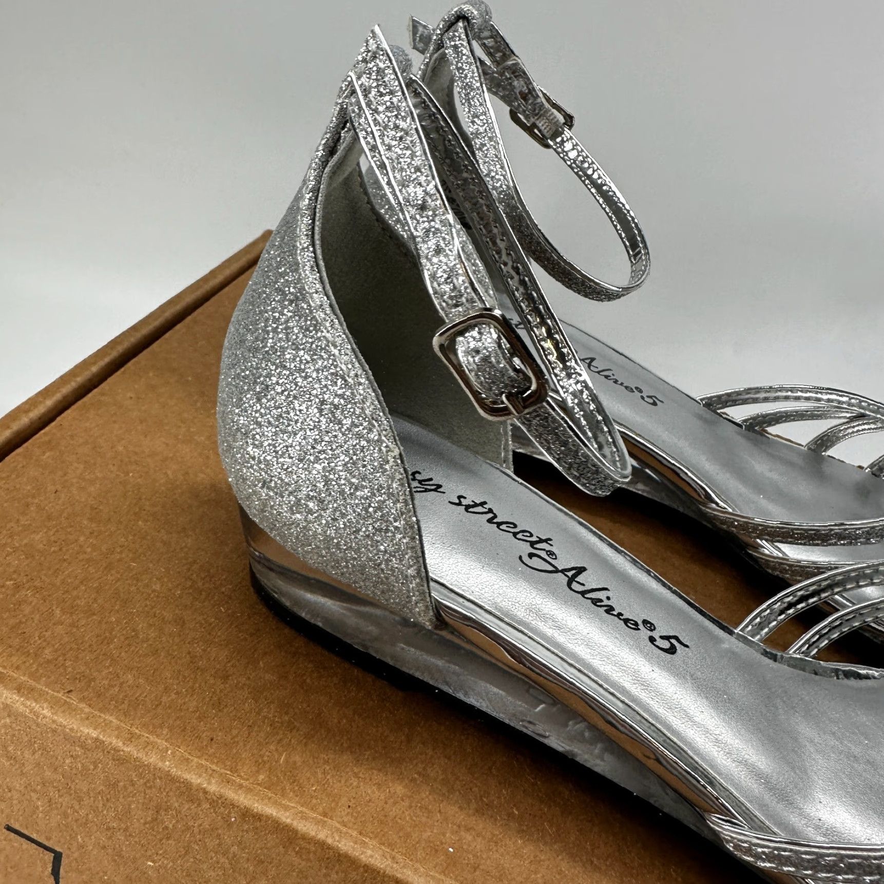 Vintage Easy Street Alive 5 30-8457 Ankle Strap Sandals Silver Open Toe Women's Size 7N Size US 7 / IT 37 - 7 Thumbnail