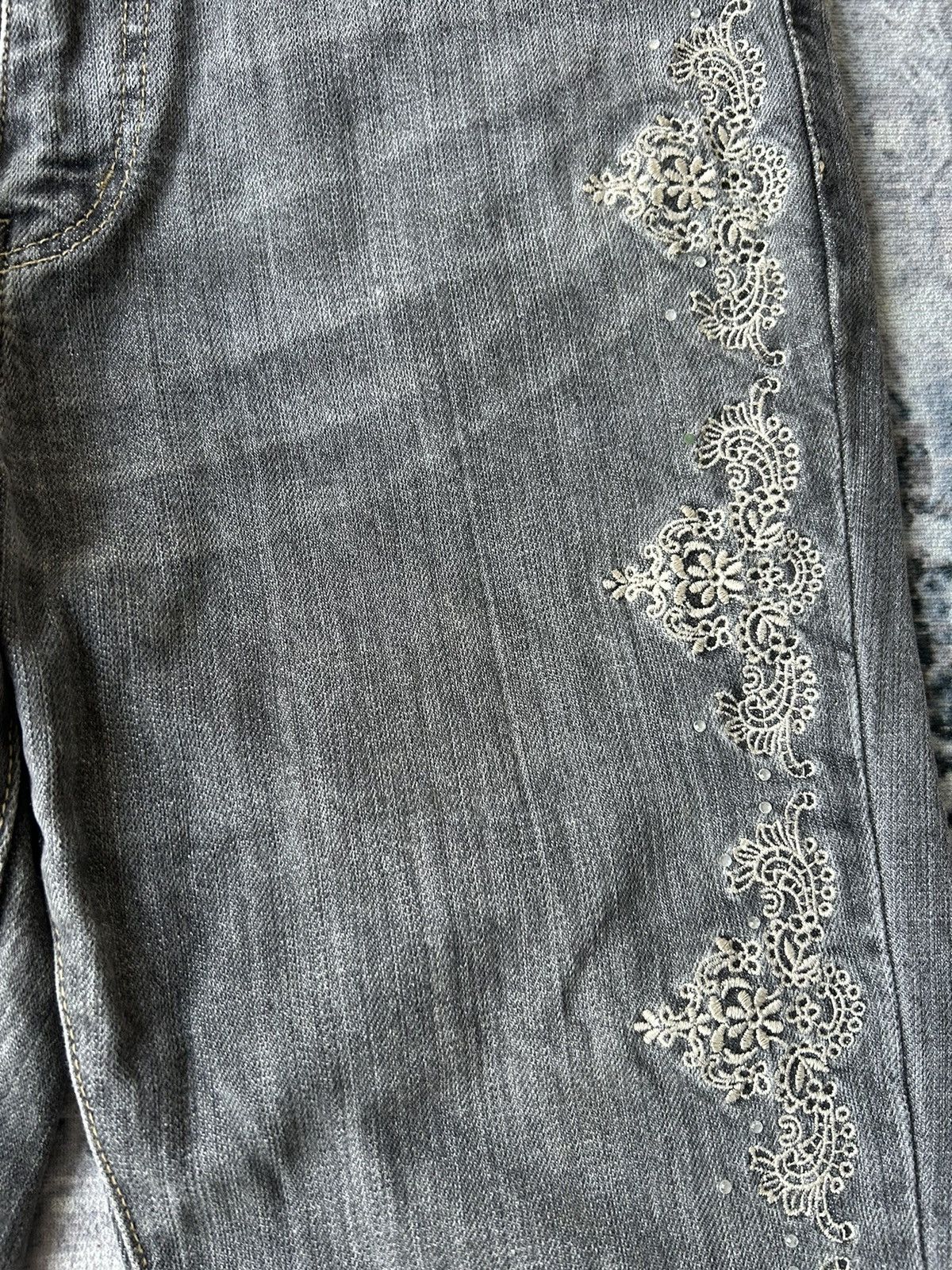 Japanese Brand Y2k Embroidery Flower Flared Jeans Size US 30 / EU 46 - 4 Thumbnail