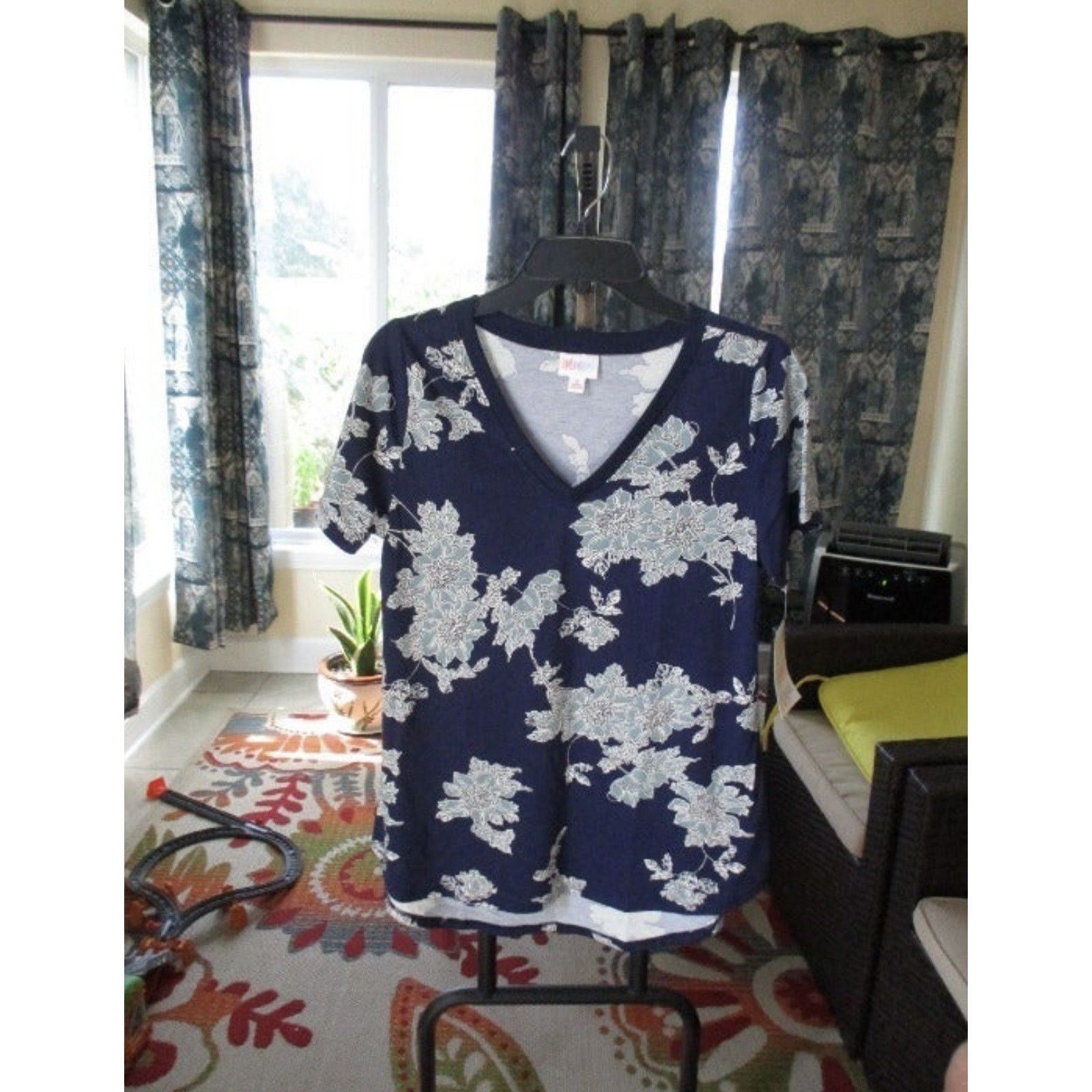 Other NWT LuLaRoe Christy V Navy Floral Top Shirt Blouse SMALL Size S / US 4 / IT 40 - 2 Thumbnail