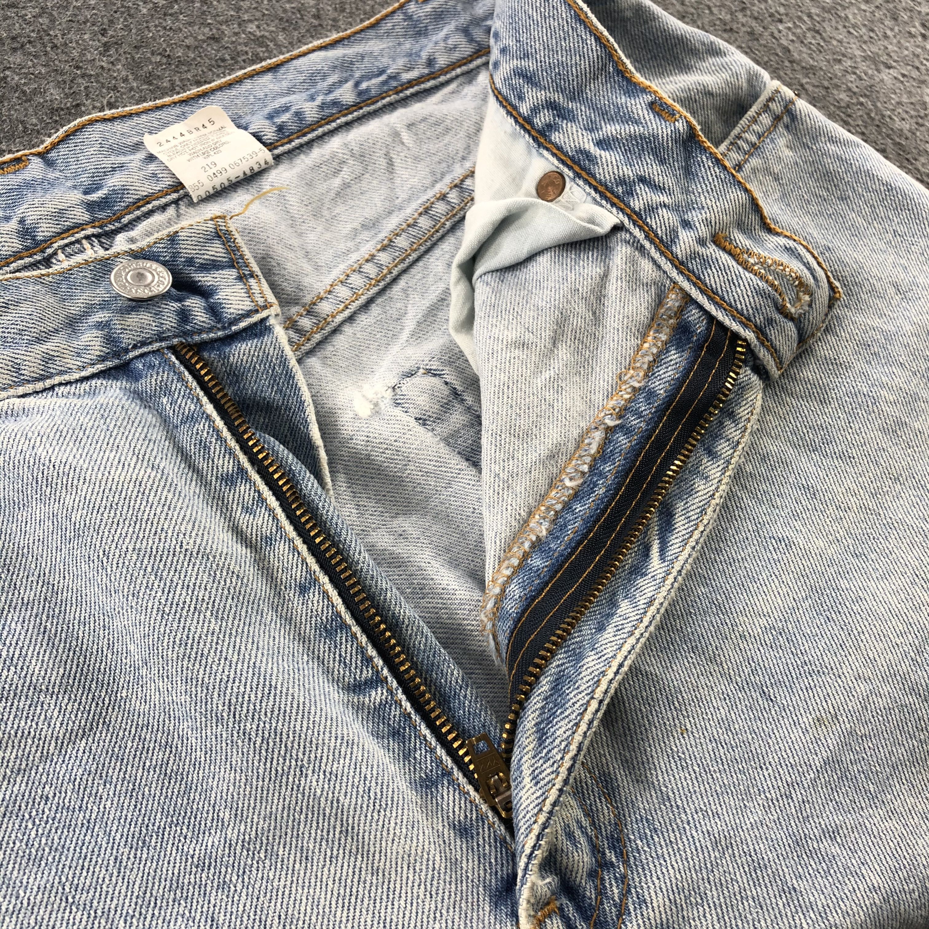 Levi's Vintage 90s Light Wash Levis 505 Jeans- J1299 Size US 33 - 7 Thumbnail