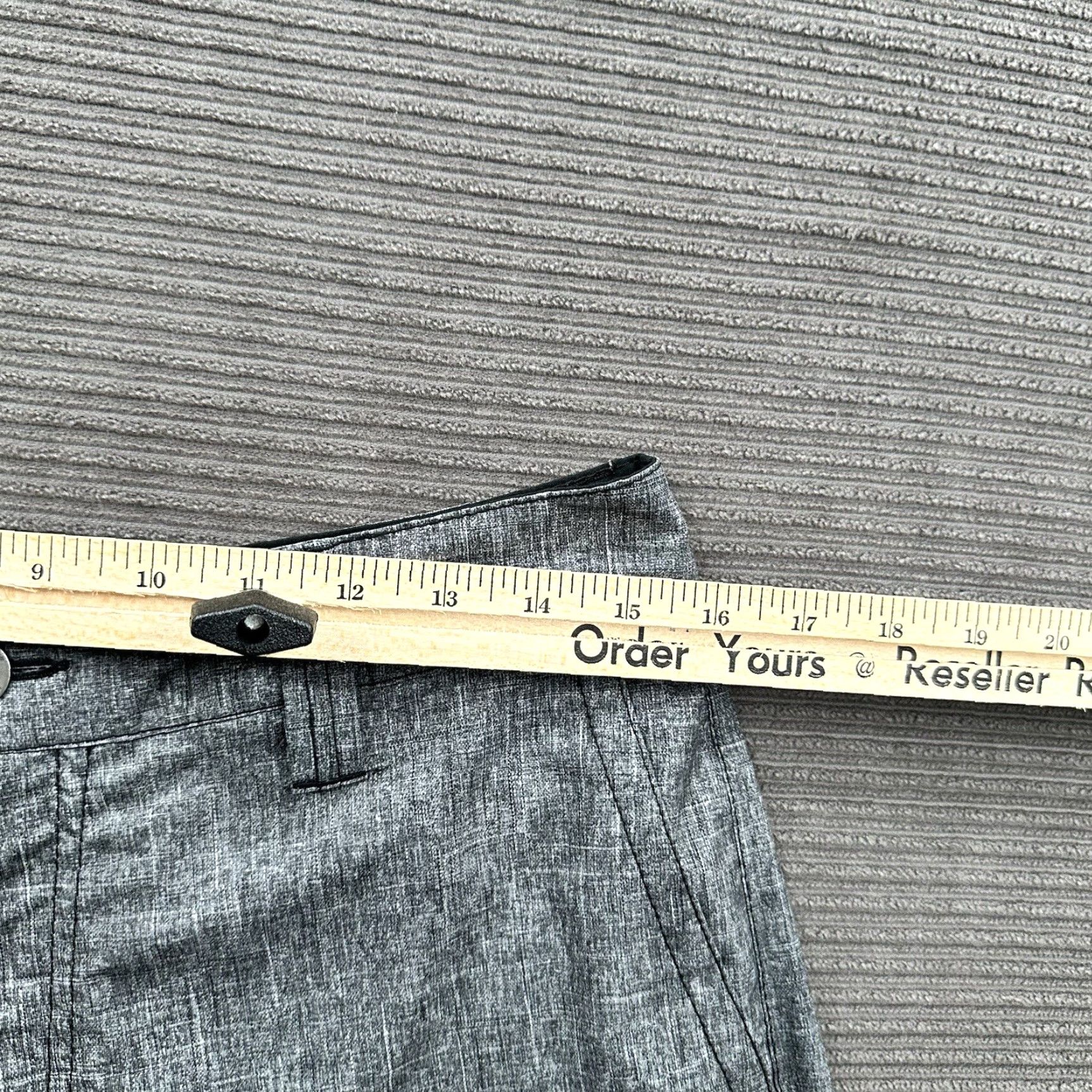 Oakley Oakley Shorts Men 30 Gray Polyester Outdoors Beach Weekend Inseam 11 in Regular 5-Pocket Logo Zipper Drawstring Board Style Mockup Size US 30 / EU 46 - 4 Thumbnail