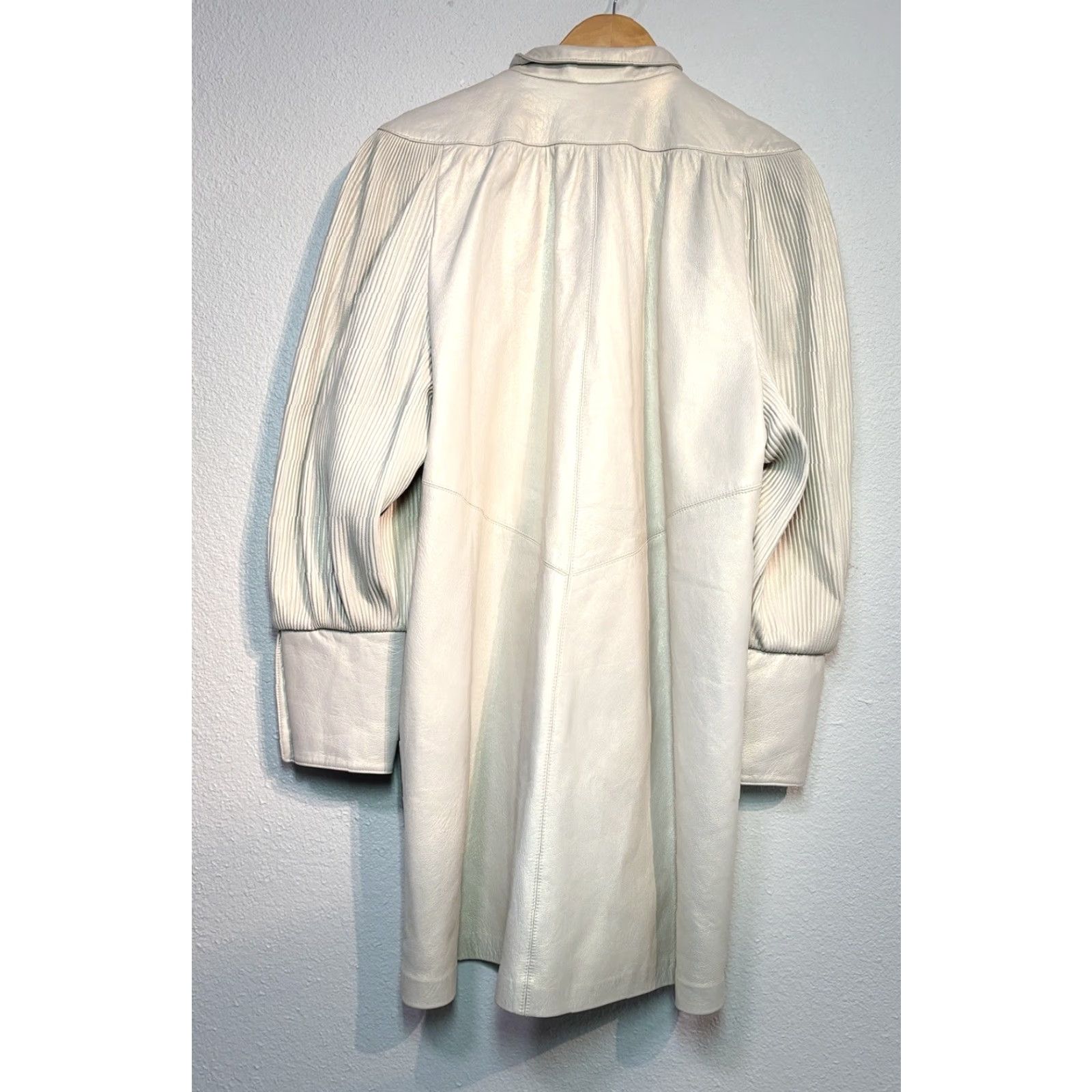 Vintage VINTAGE Dero by Rocco D’Amelio Ivory Leather Coat Women MED Pleated Sleeves Overcoat Size M / US 6-8 / IT 42-44 - 4 Thumbnail