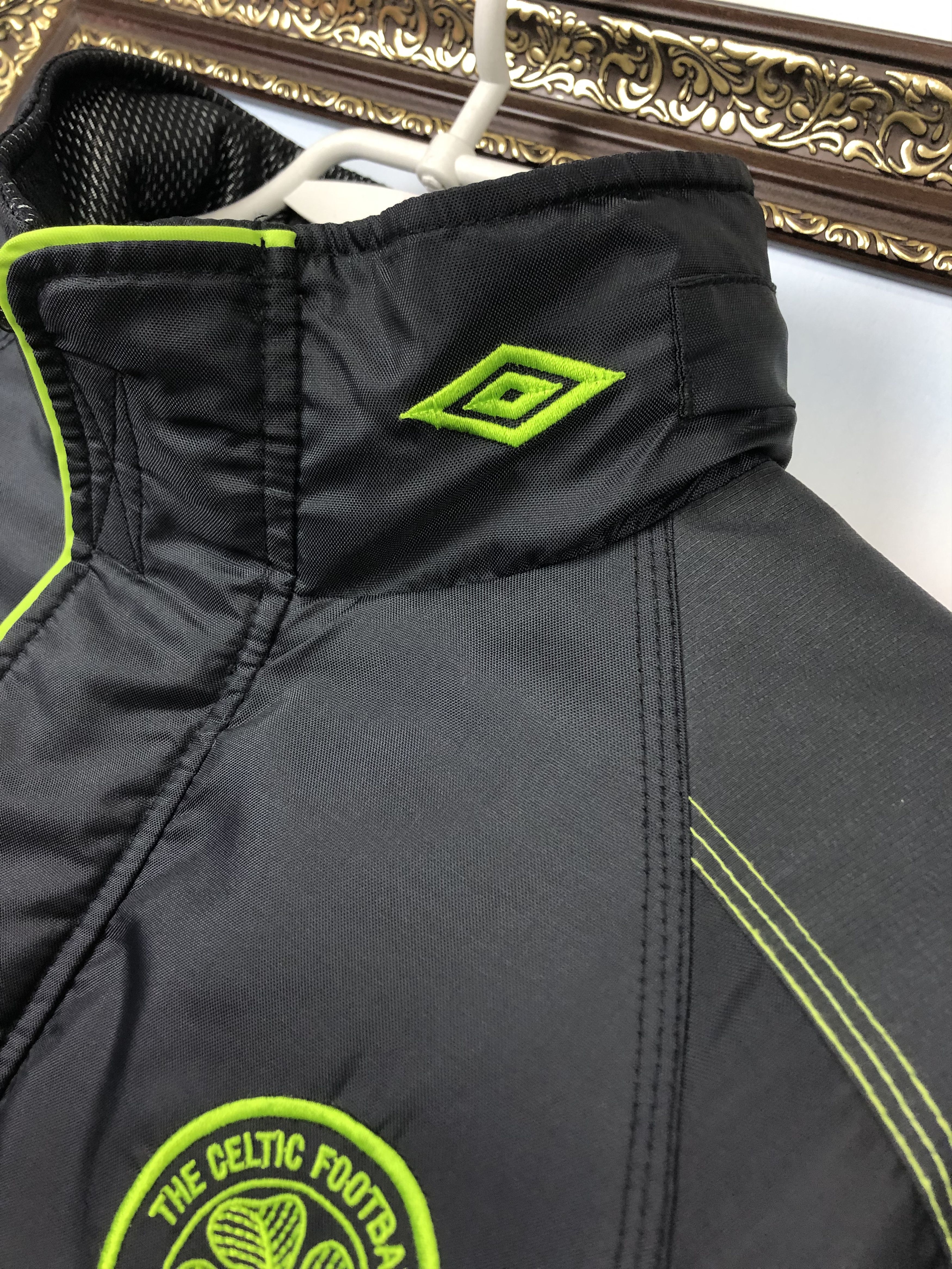 Umbro Vintage Celtic Football Padded Bench Coat Jacket Soccer Size US L / EU 52-54 / 3 - 9 Thumbnail
