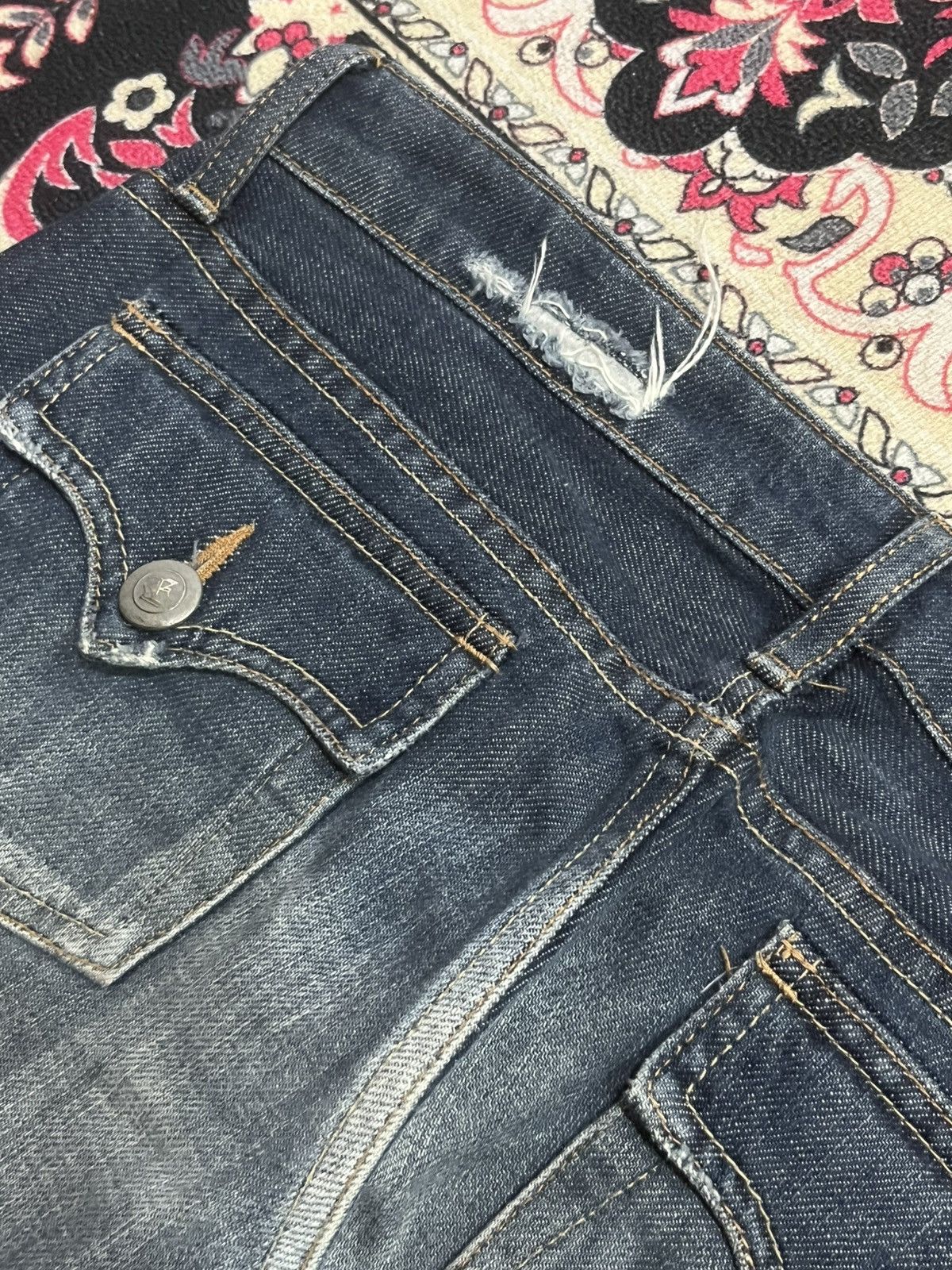If Six Was Nine × Japanese Brand × Le Grande Bleu (L.G.B.) ⚡️Wide Leg⚡️Vintage Japanese Brand Egoist Frayed Leg Blue Jean Size 26" / US 2 / IT 38 - 9 Thumbnail
